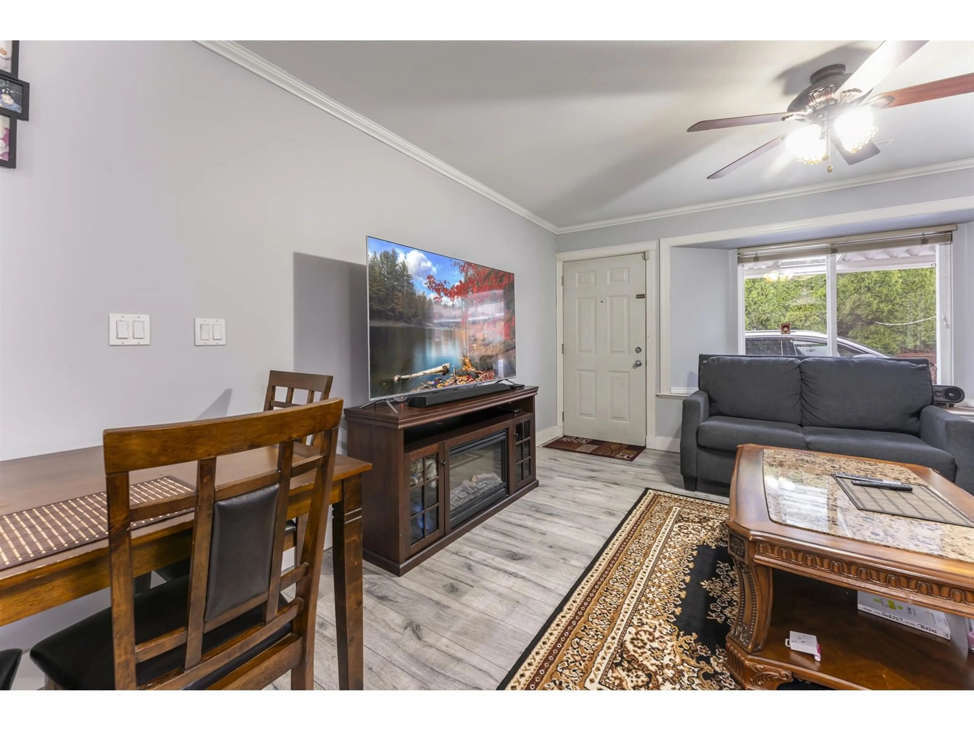 Living room with furniture, wood/laminate floor for 17381 64, Surrey British Columbia V3S1Y8