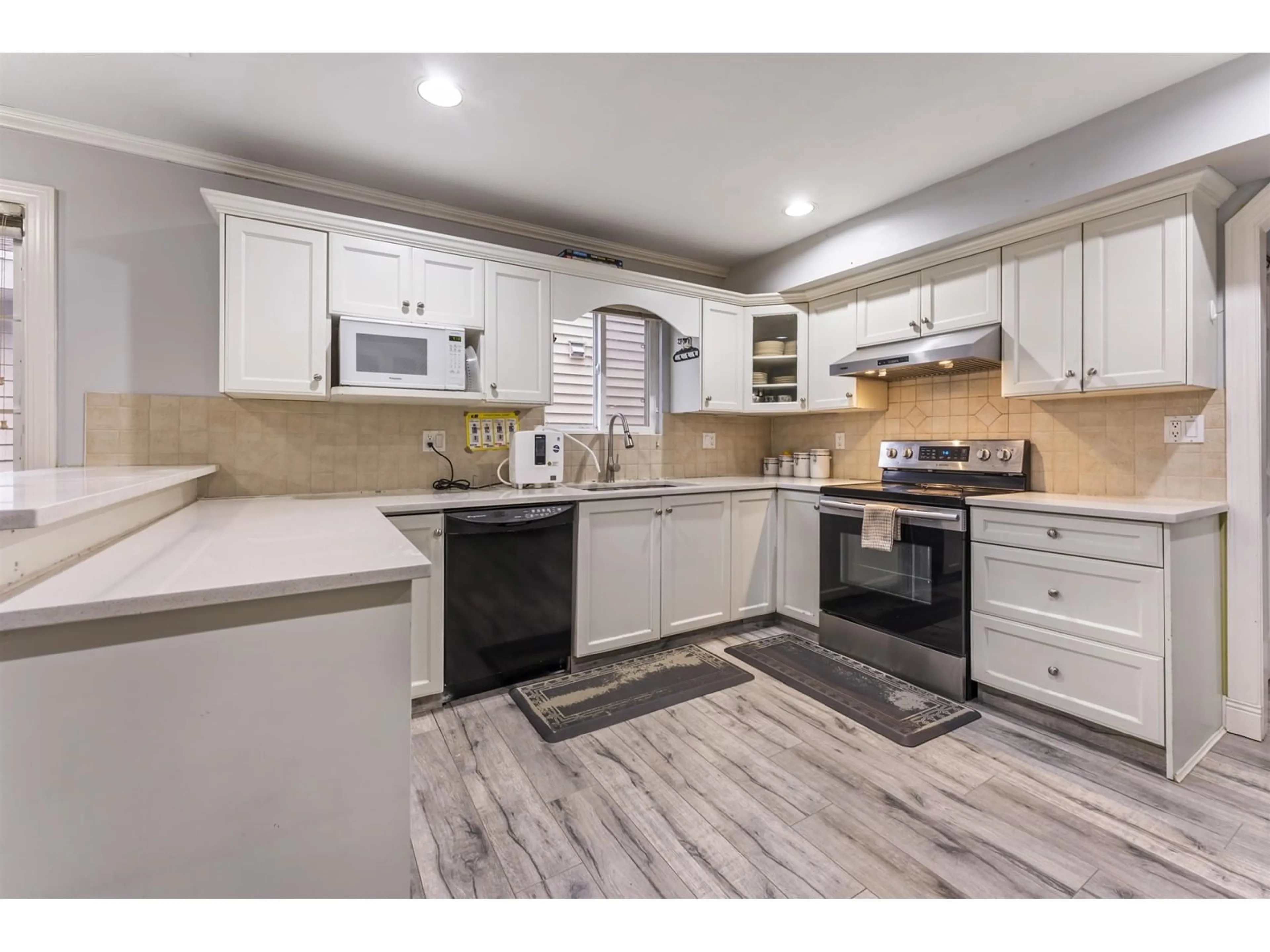 Open concept kitchen, ceramic/tile floor for 17381 64, Surrey British Columbia V3S1Y8