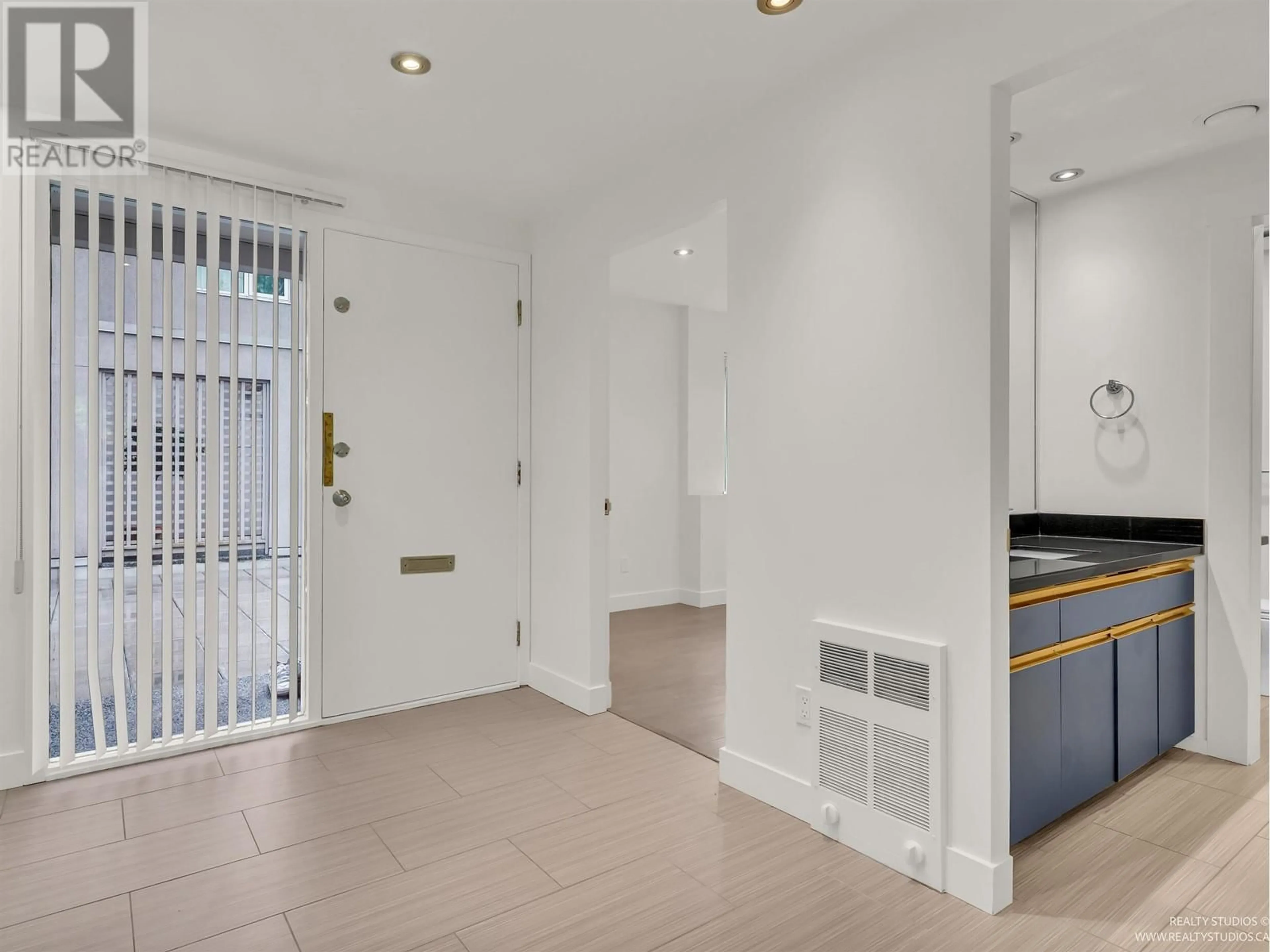Indoor foyer for 3549 4TH AVENUE, Vancouver British Columbia V6R1N9