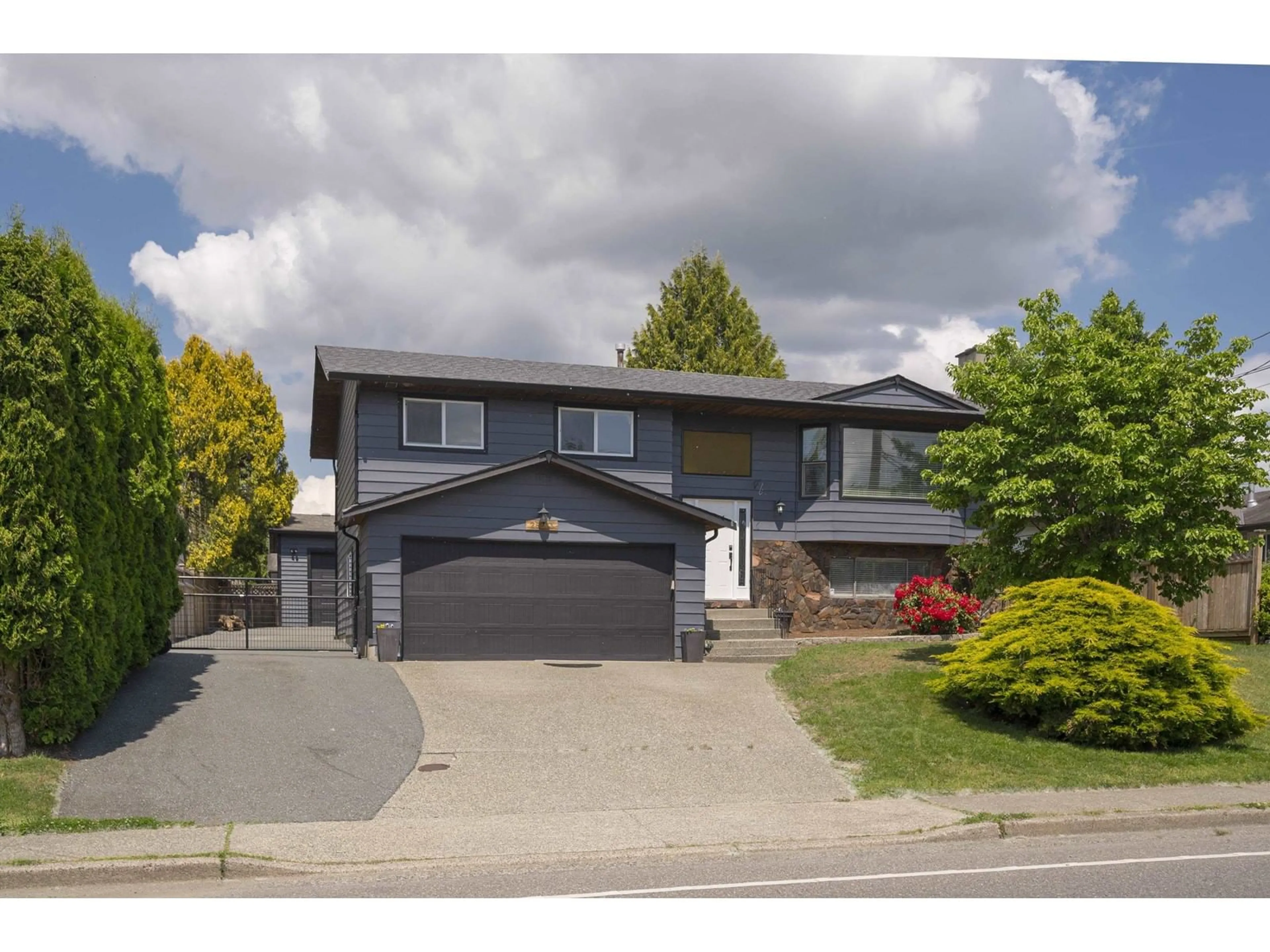 Home with vinyl exterior material, street for 26873 32, Langley British Columbia V4W3G4