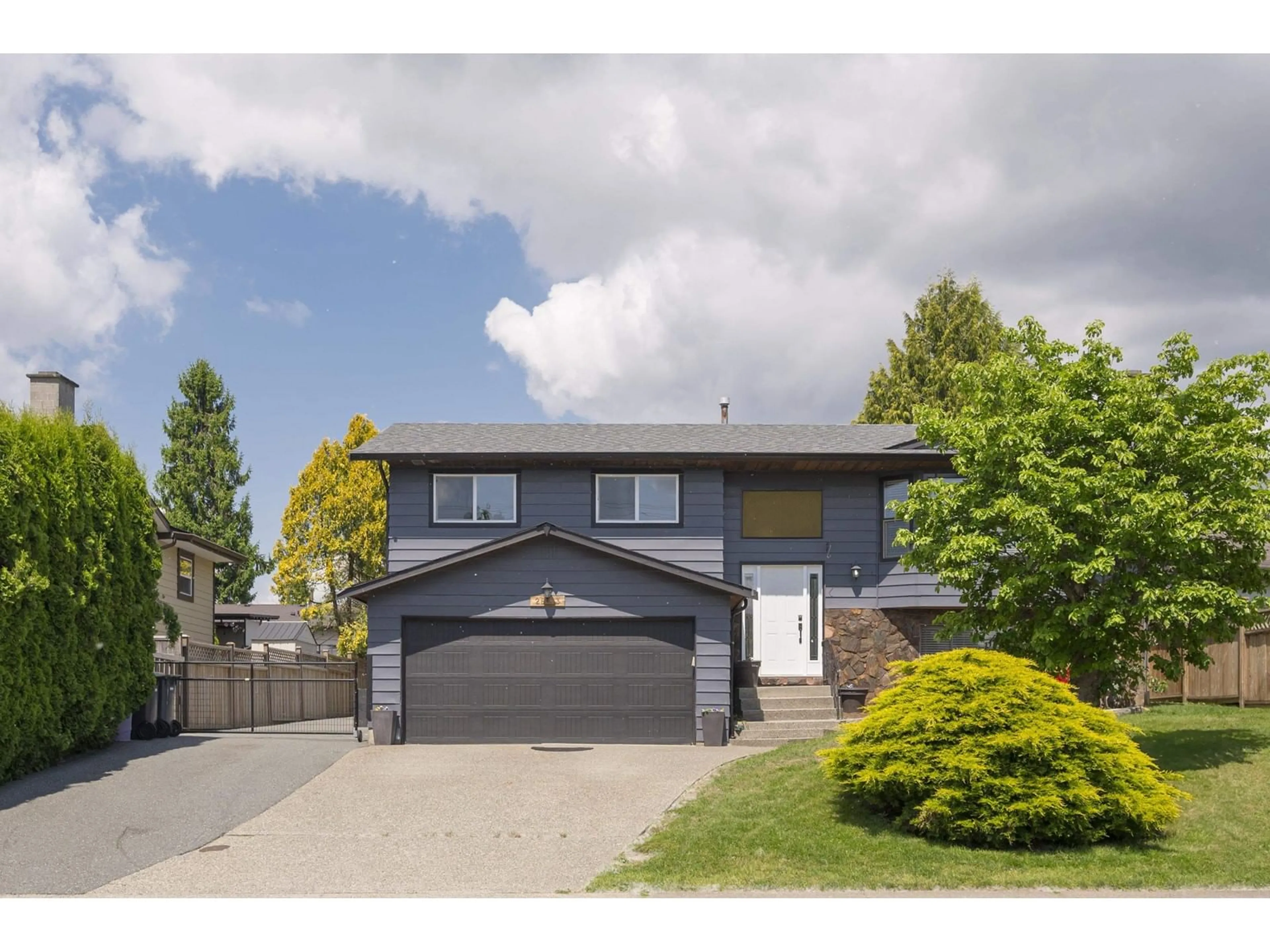 Home with vinyl exterior material, street for 26873 32, Langley British Columbia V4W3G4