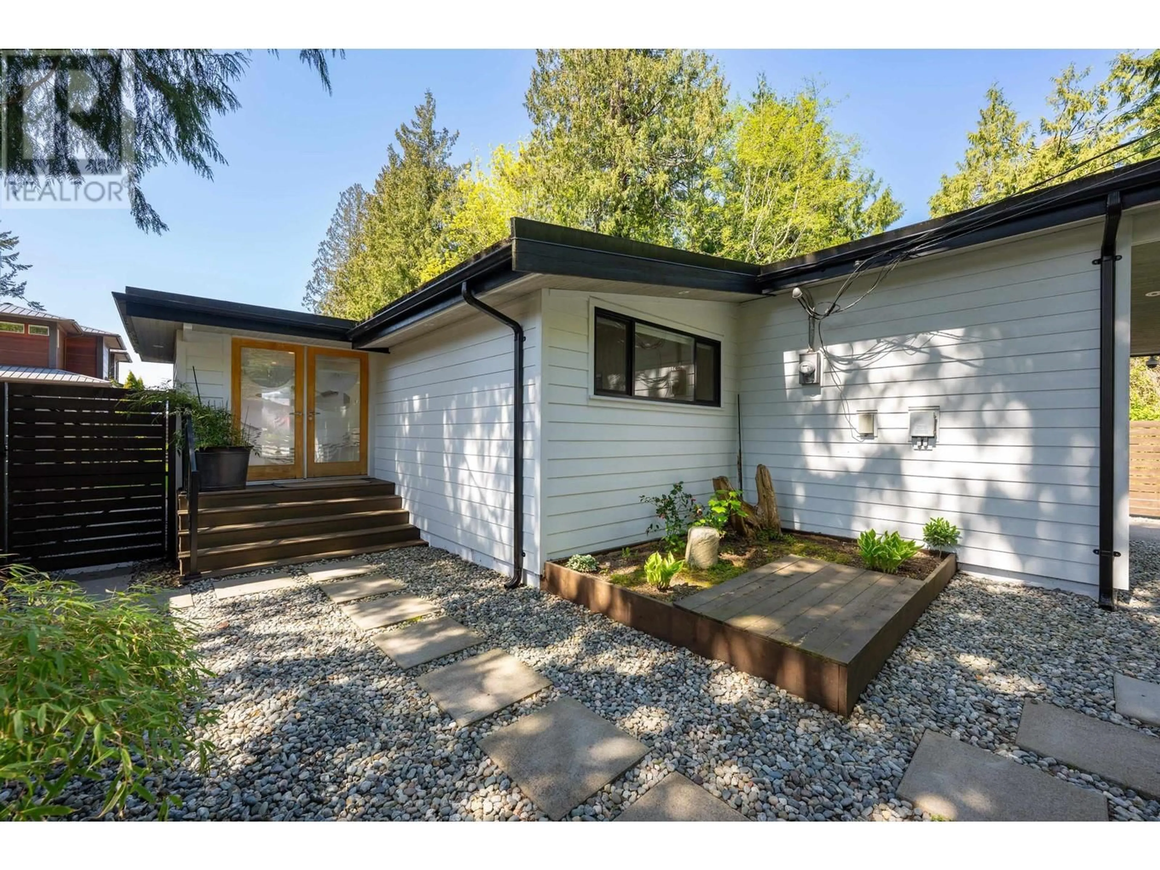 Home with vinyl exterior material, street for 27 BRUNSWICK BEACH ROAD, Lions Bay British Columbia V0N2E0
