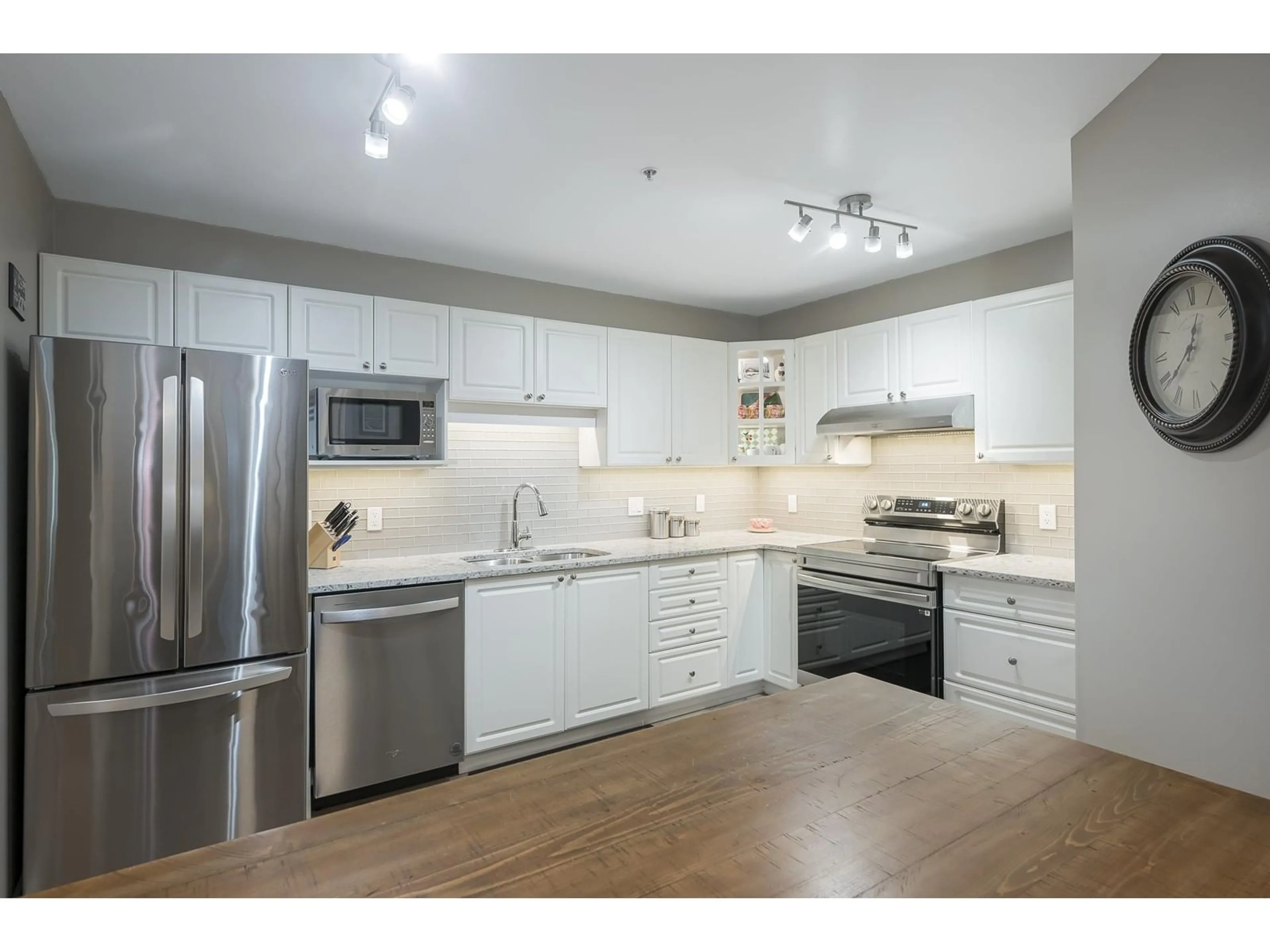 Standard kitchen, unknown for 312 - 20894 57, Langley British Columbia V3A8M7