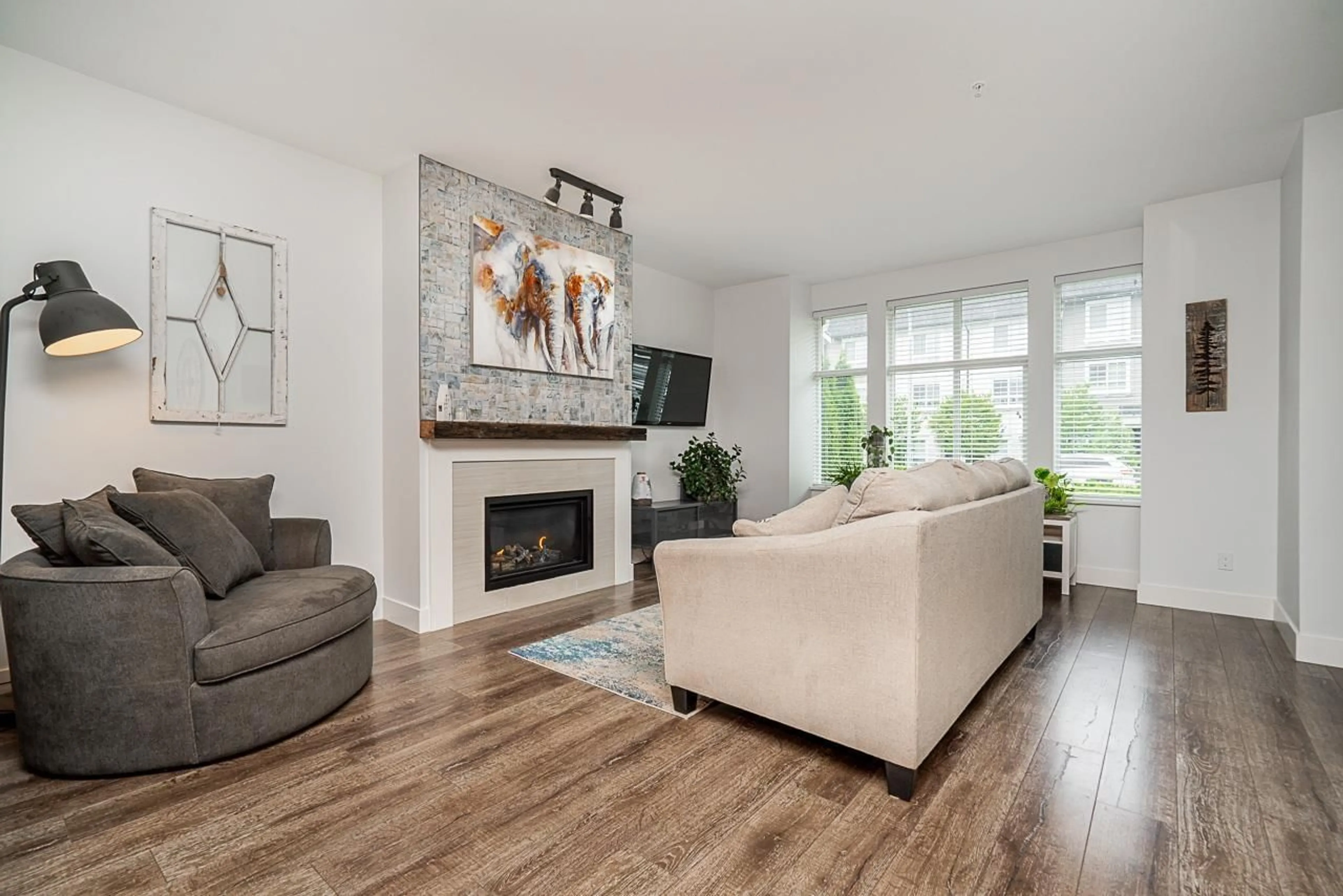 Living room with furniture, unknown for 8437 207A, Langley British Columbia V2Y0S4