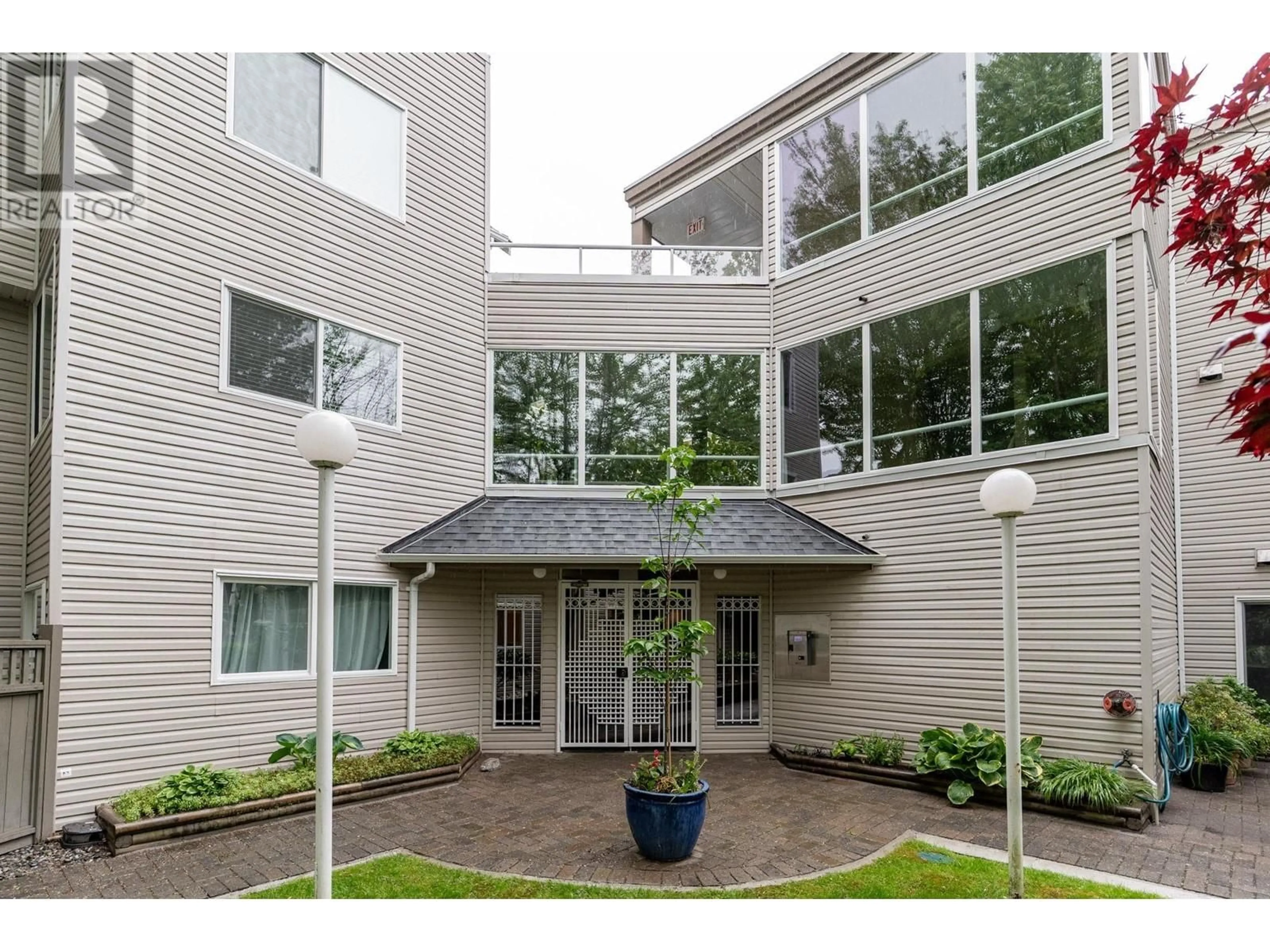 Indoor foyer for 102 - 4988 47A AVENUE, Delta British Columbia V4K1T5