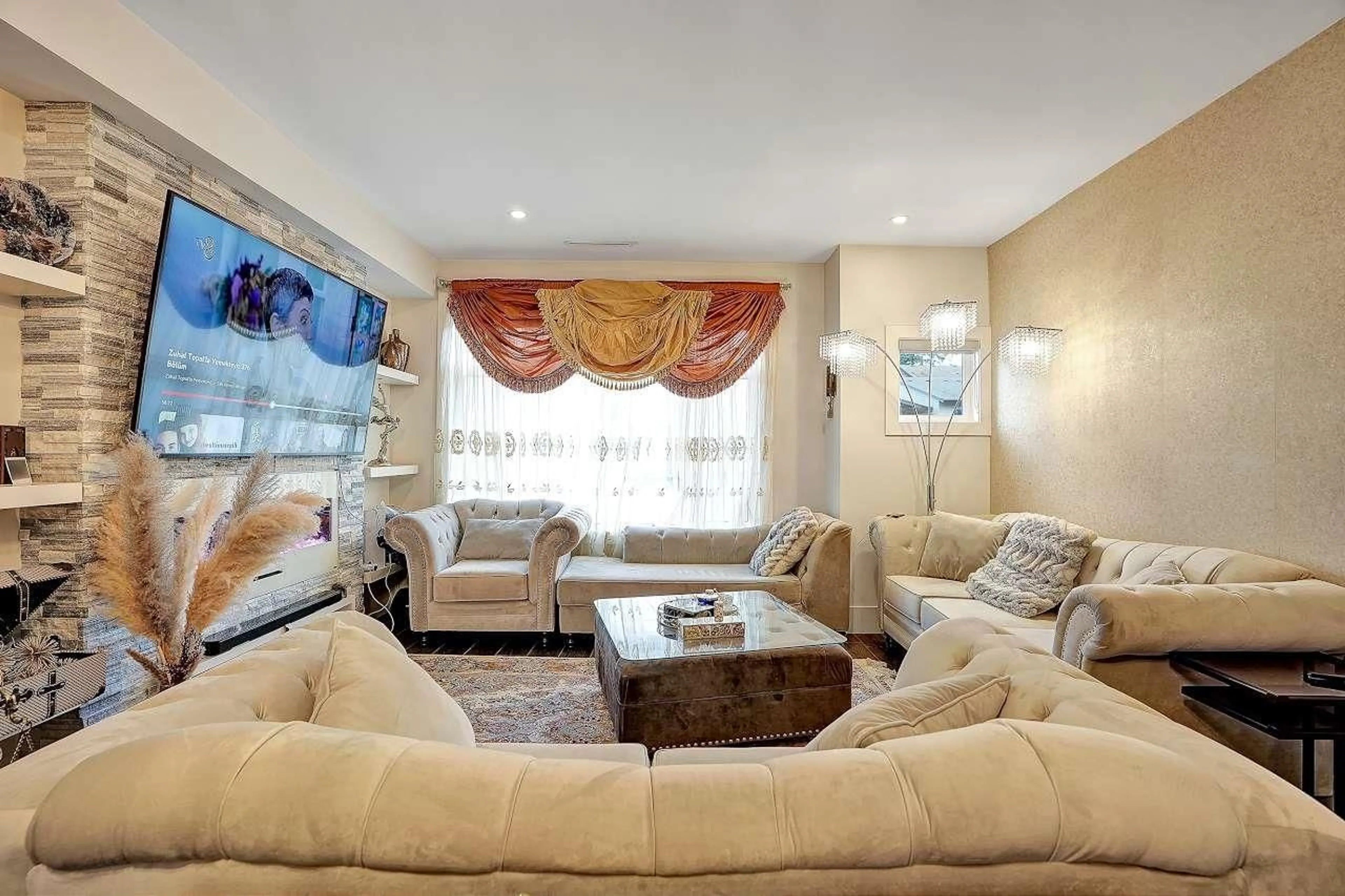 Living room with furniture, unknown for 37 - 15177 60, Surrey British Columbia V3S7B3