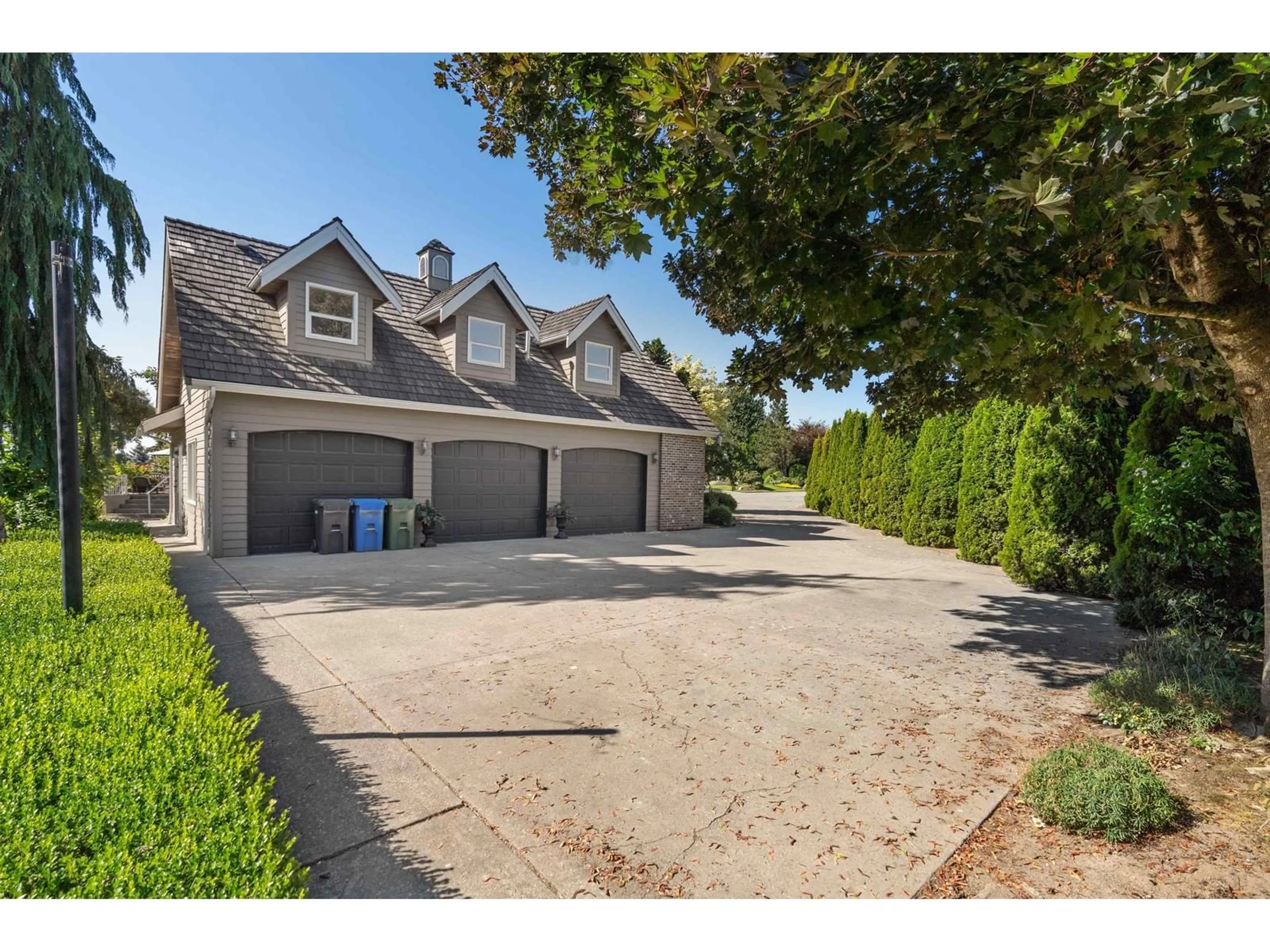 A pic from outside/outdoor area/front of a property/back of a property/a pic from drone, street for 31471 PONDEROSA, Abbotsford British Columbia V2T5G3