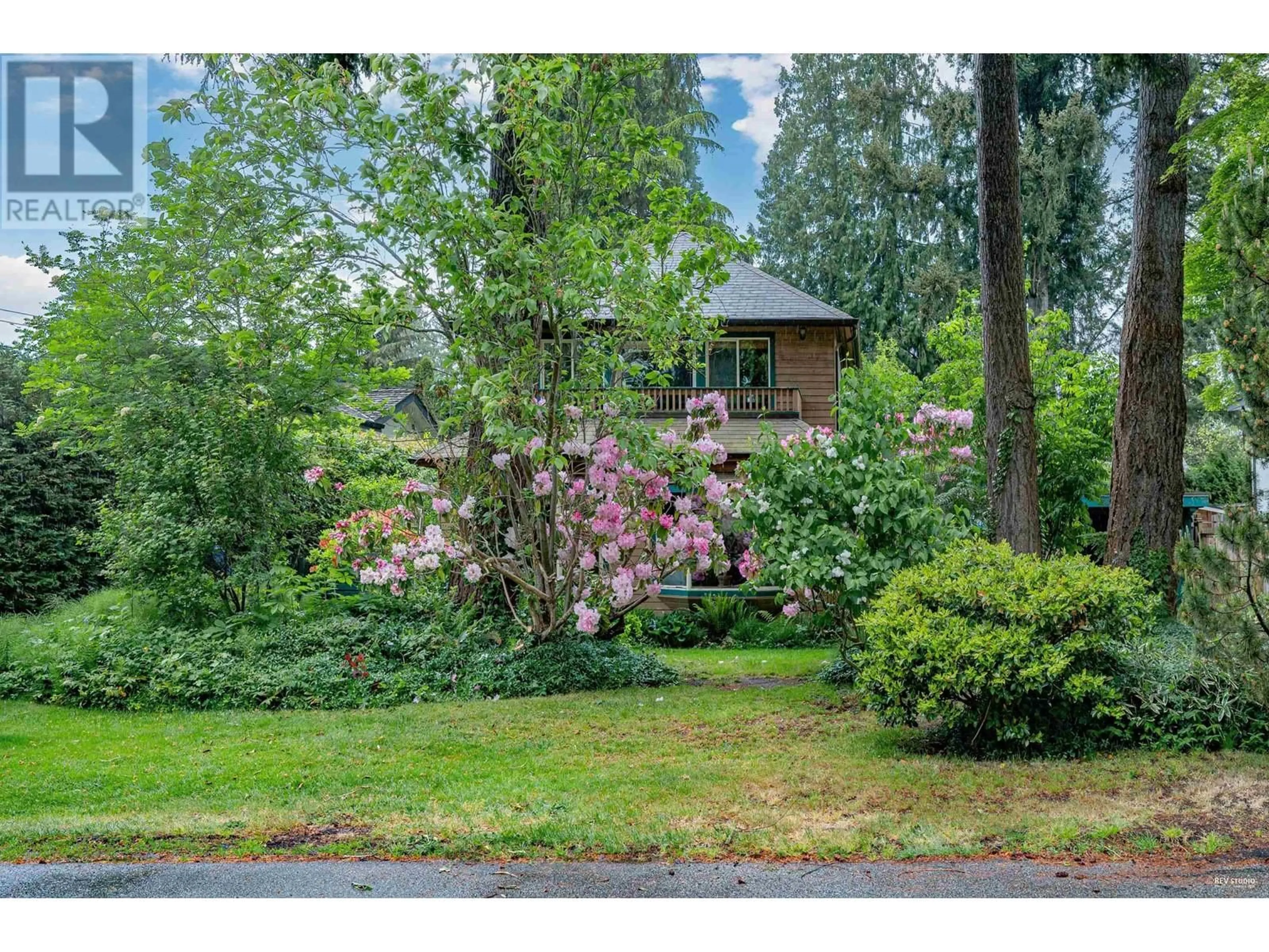 A pic from outside/outdoor area/front of a property/back of a property/a pic from drone, street for 3567 50TH AVENUE, Vancouver British Columbia V6N3V3