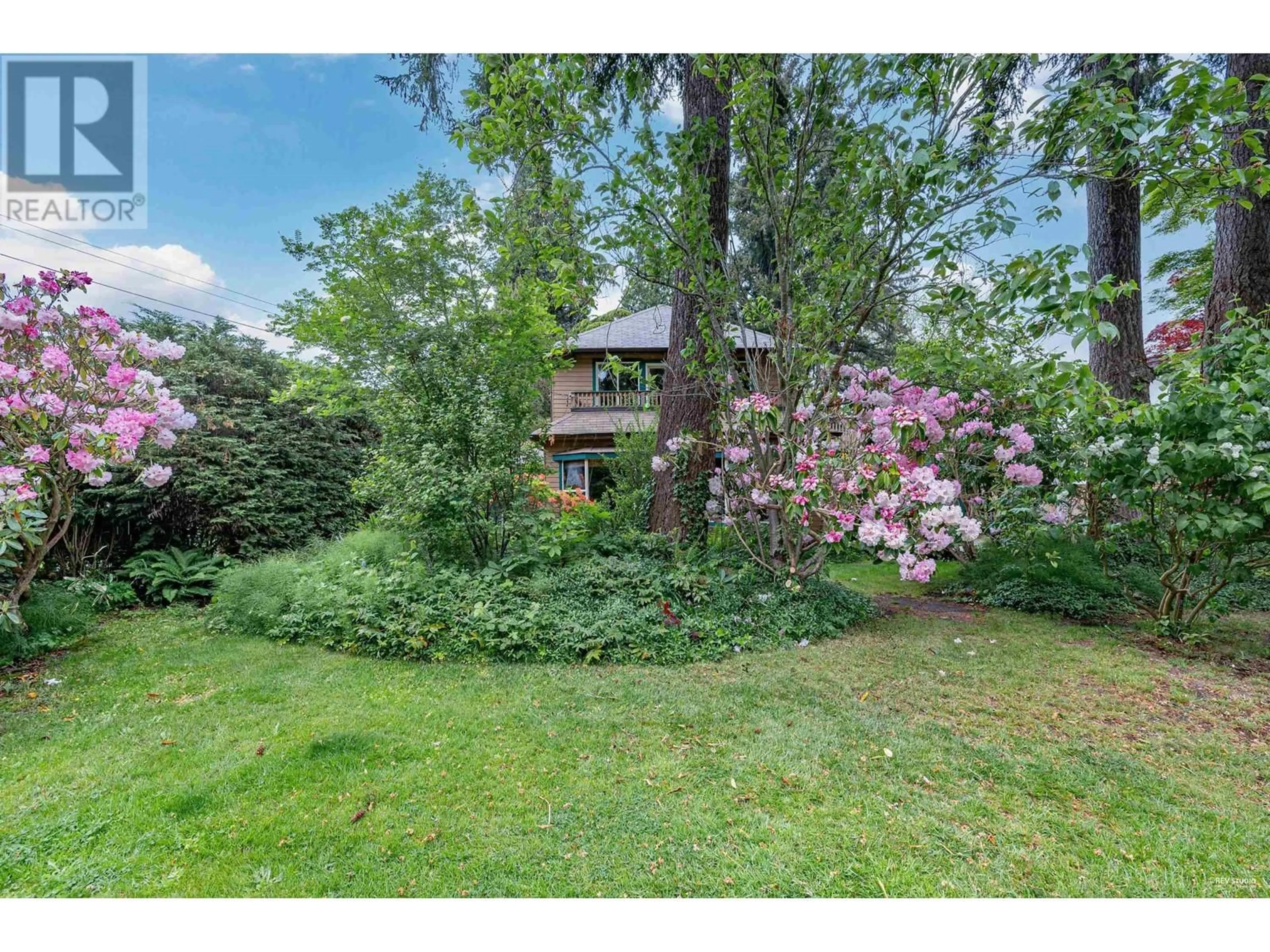 A pic from outside/outdoor area/front of a property/back of a property/a pic from drone, unknown for 3567 50TH AVENUE, Vancouver British Columbia V6N3V3