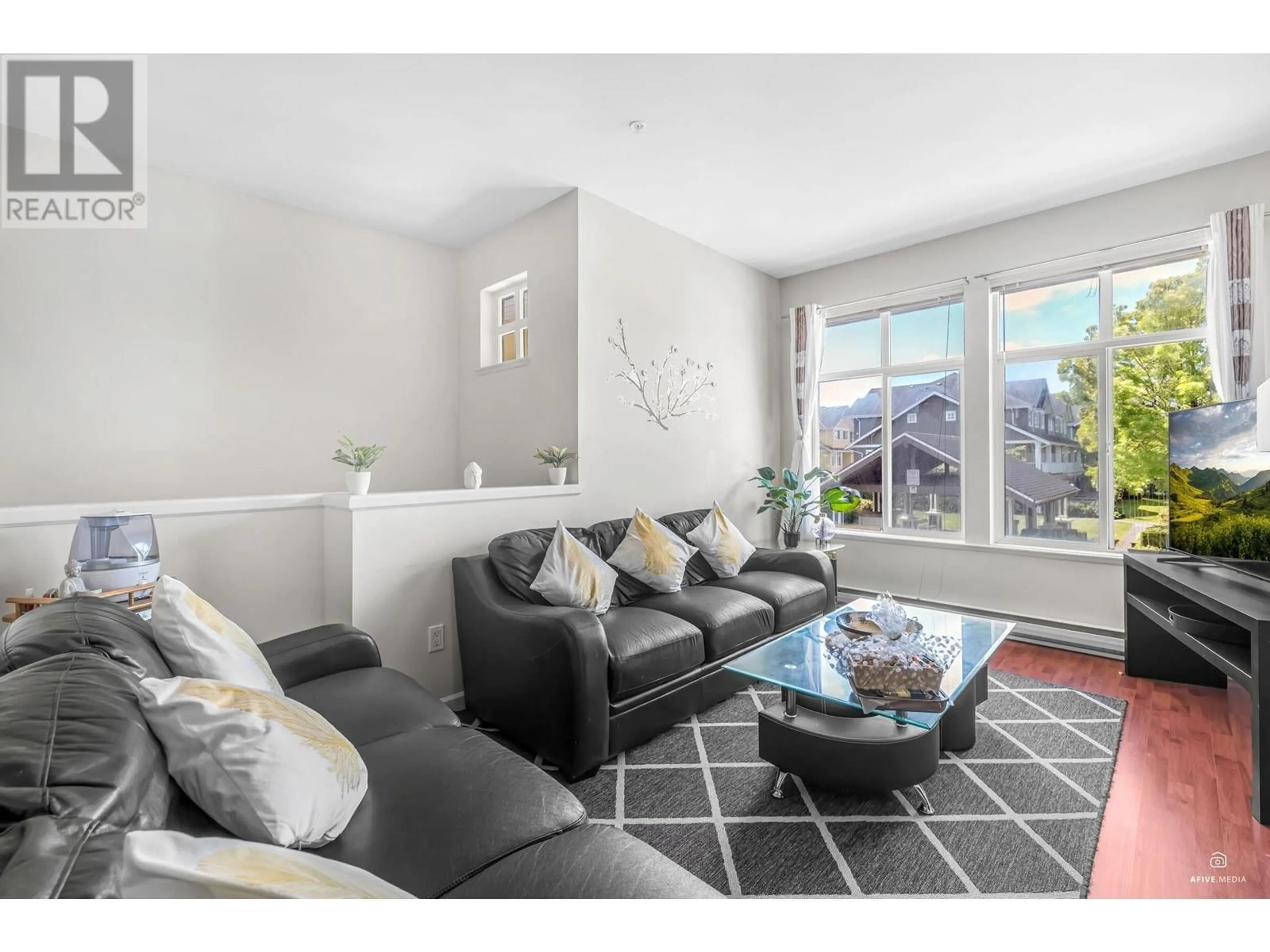 Living room with furniture, unknown for 8 - 935 EWEN AVENUE, New Westminster British Columbia V3M0A1