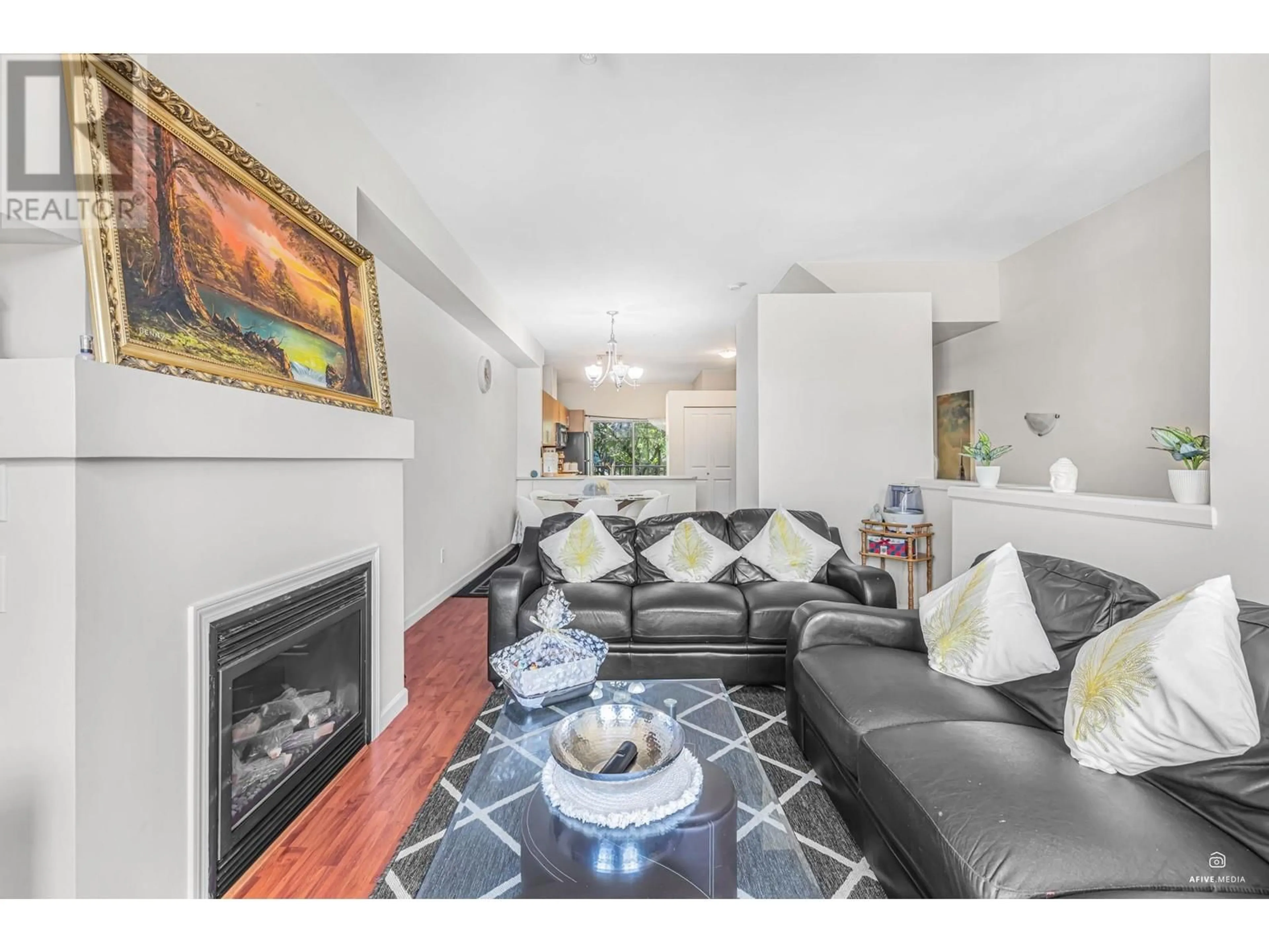 Living room with furniture, unknown for 8 - 935 EWEN AVENUE, New Westminster British Columbia V3M0A1