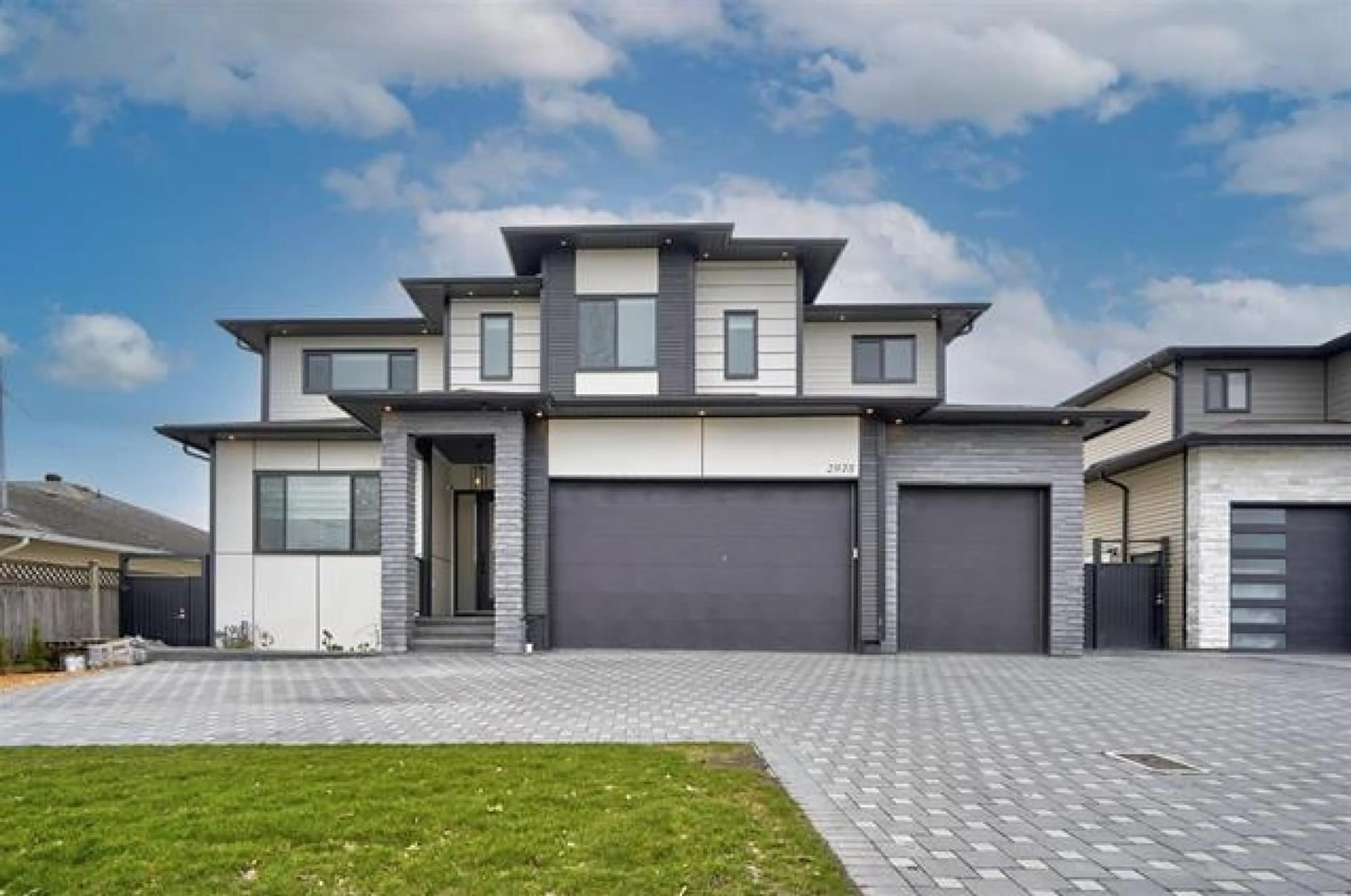 Home with vinyl exterior material, street for 2975 TOWNLINE, Abbotsford British Columbia V2T5K2