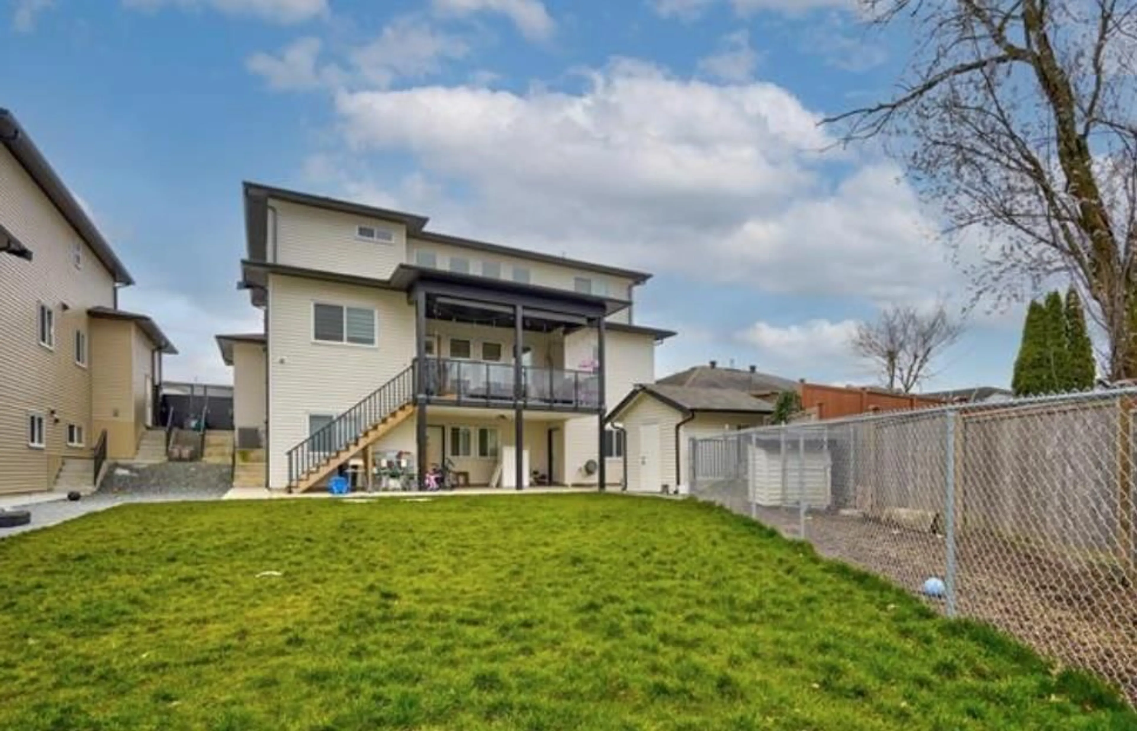 A pic from outside/outdoor area/front of a property/back of a property/a pic from drone, unknown for 2975 TOWNLINE, Abbotsford British Columbia V2T5K2