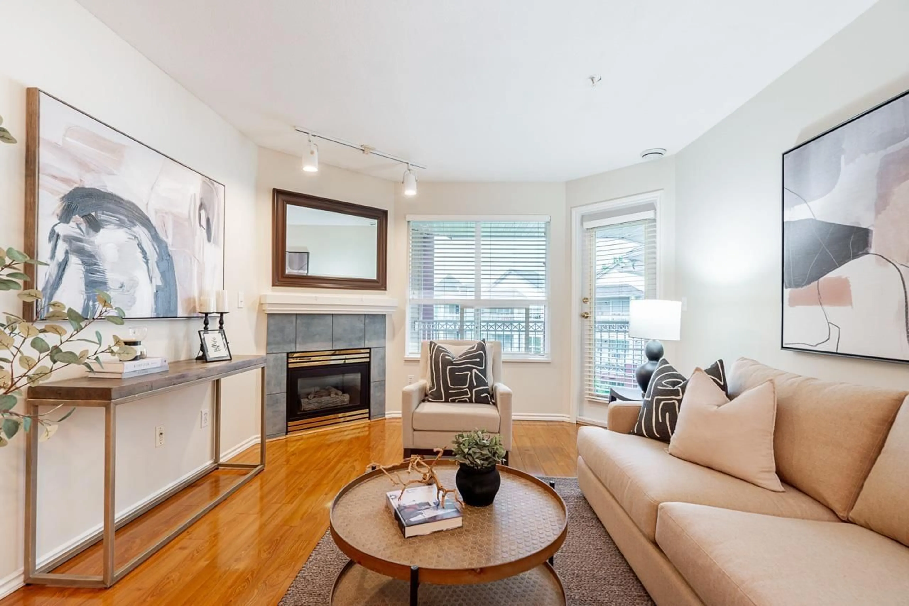 Living room with furniture, wood/laminate floor for 421 - 8068 120A, Surrey British Columbia V3W3P3