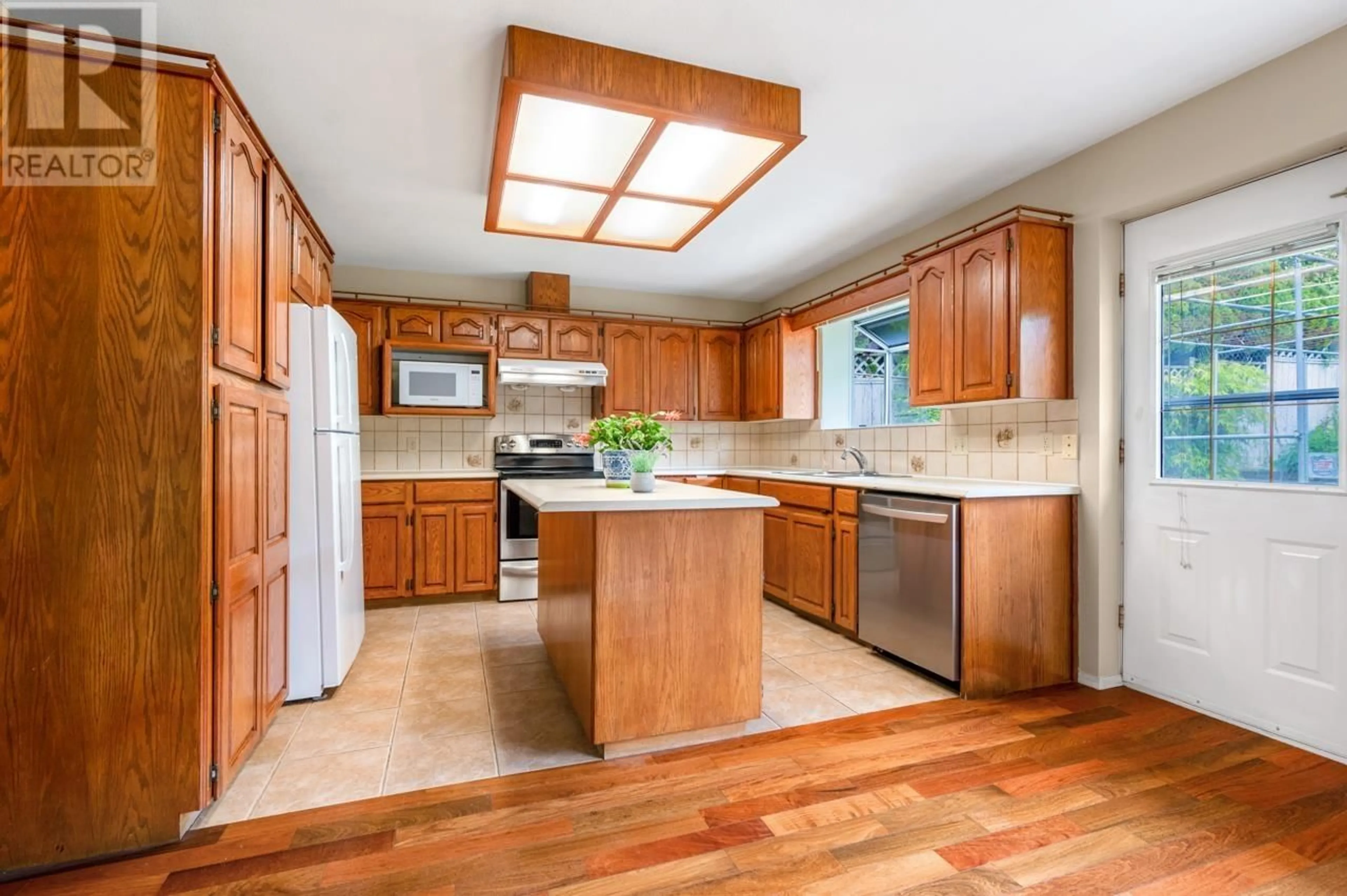 Standard kitchen, unknown for 394 HICKEY DRIVE, Coquitlam British Columbia V3K6C6