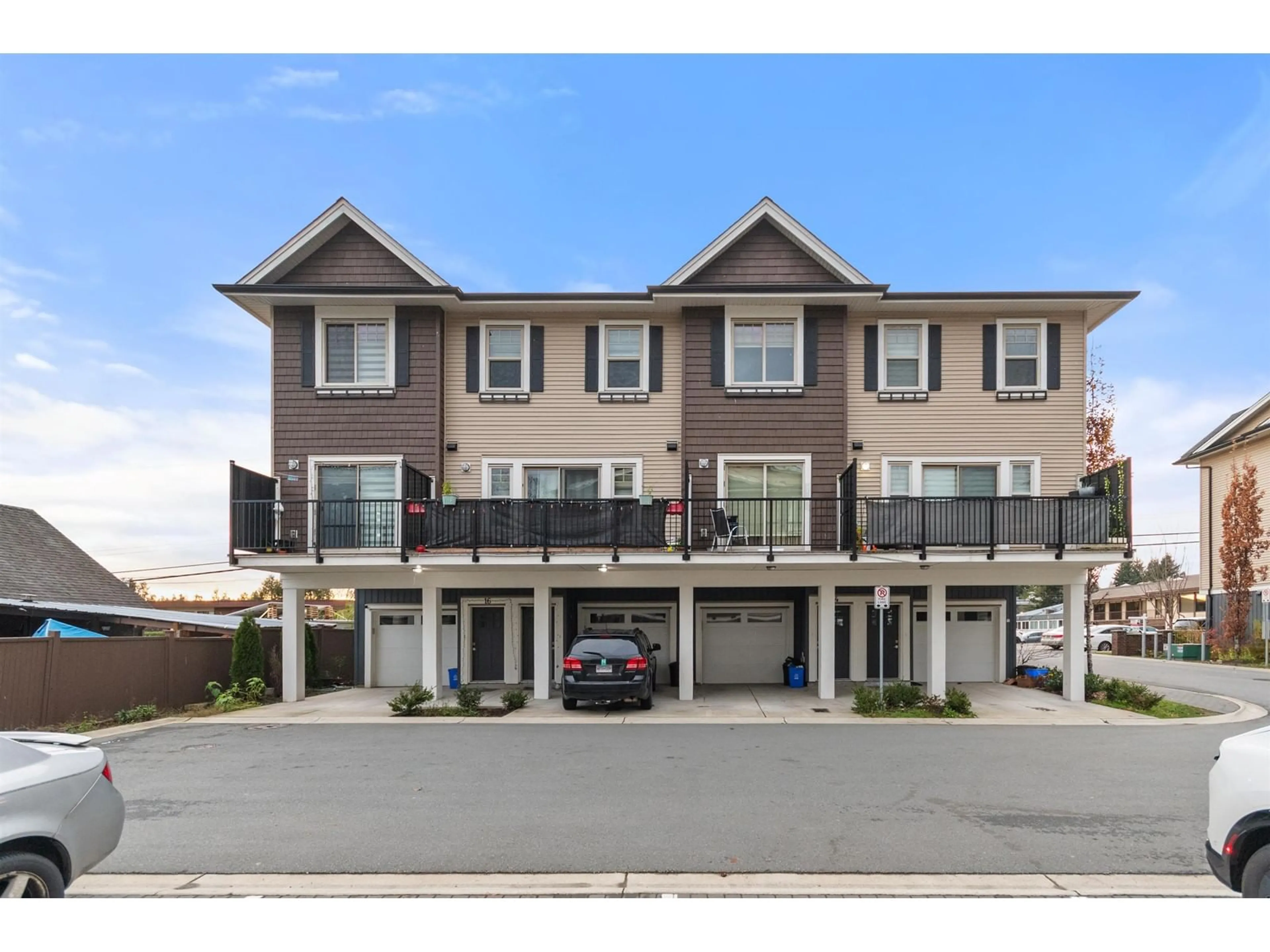 A pic from outside/outdoor area/front of a property/back of a property/a pic from drone, street for 13 - 1950 SALTON, Abbotsford British Columbia V2S0L1