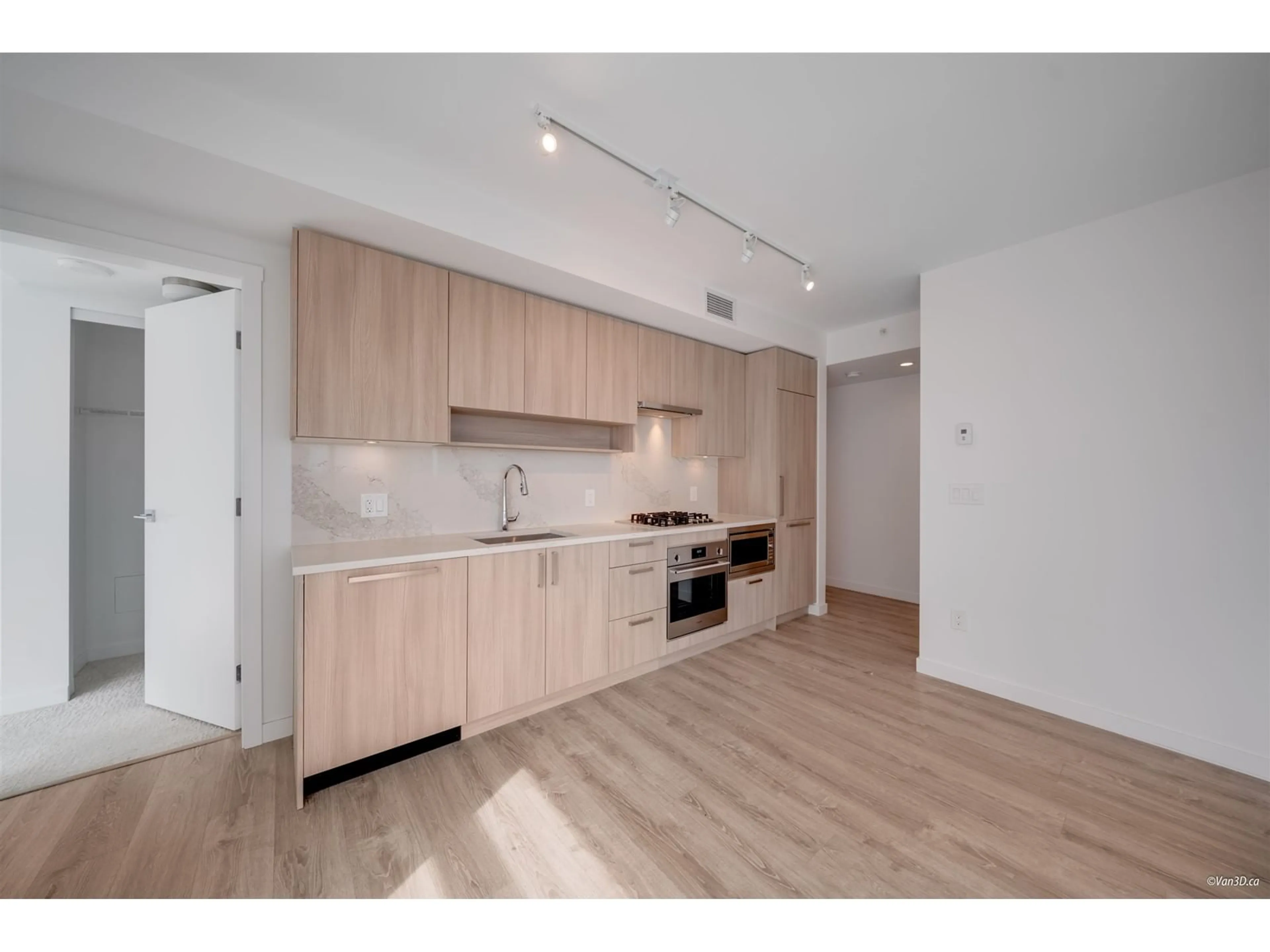 Standard kitchen, wood/laminate floor for 2911 - 13350 CENTRAL, Surrey British Columbia V3T0S1