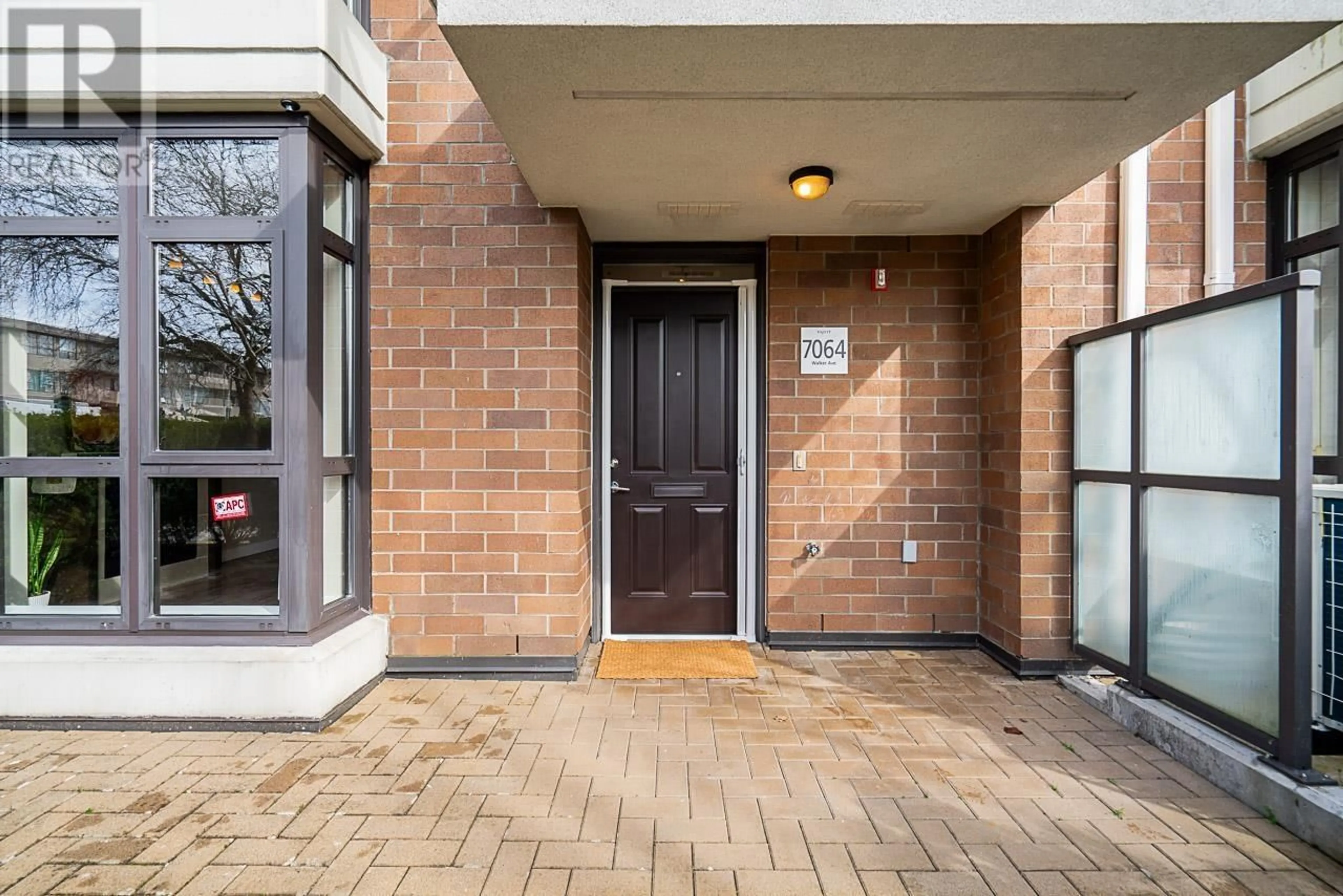 Indoor entryway for 7064 WALKER AVENUE, Burnaby British Columbia V5E3C5