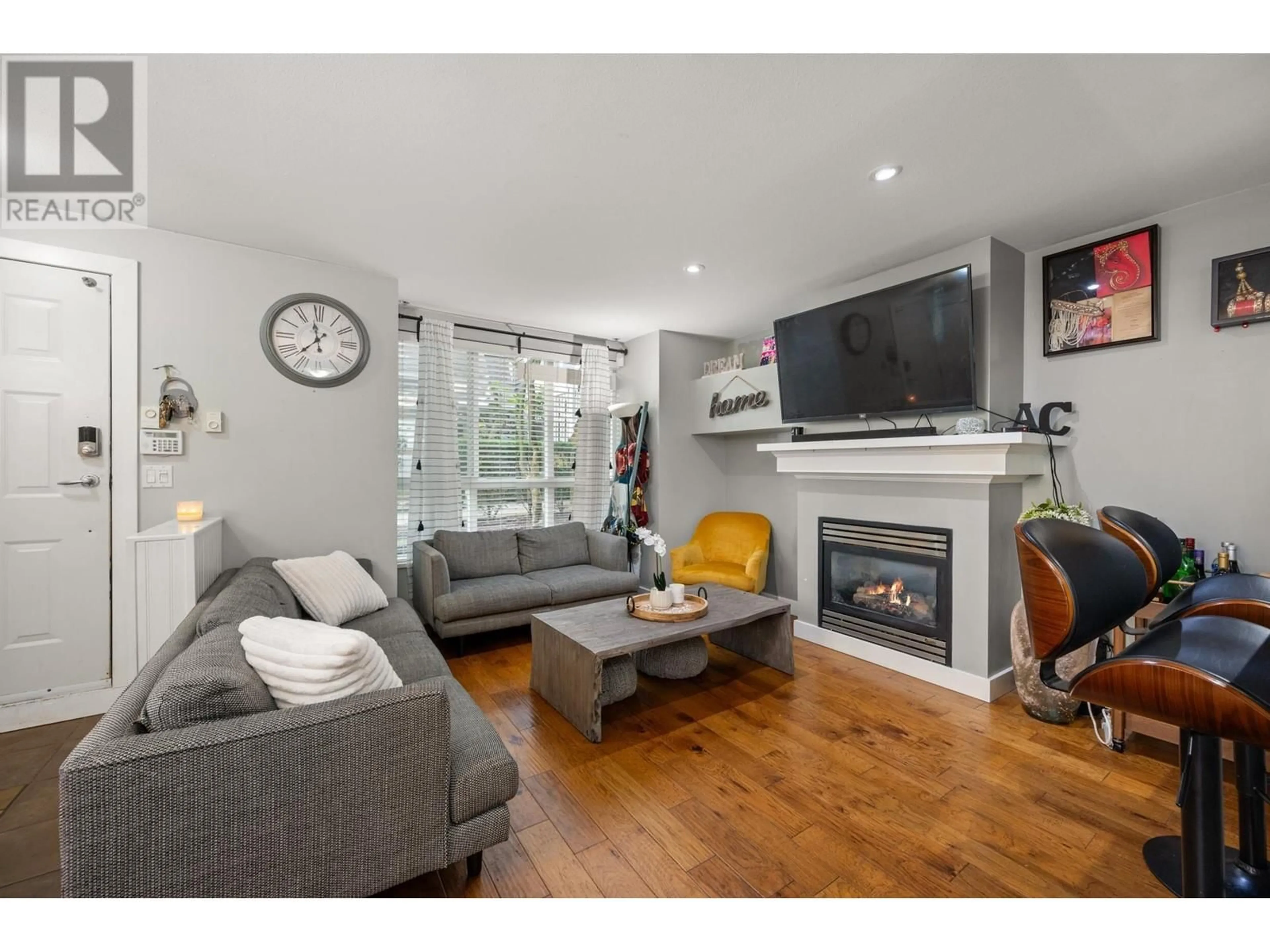Living room with furniture, wood/laminate floor for 1 - 1075 LYNN VALLEY ROAD, North Vancouver British Columbia V7J1Z6