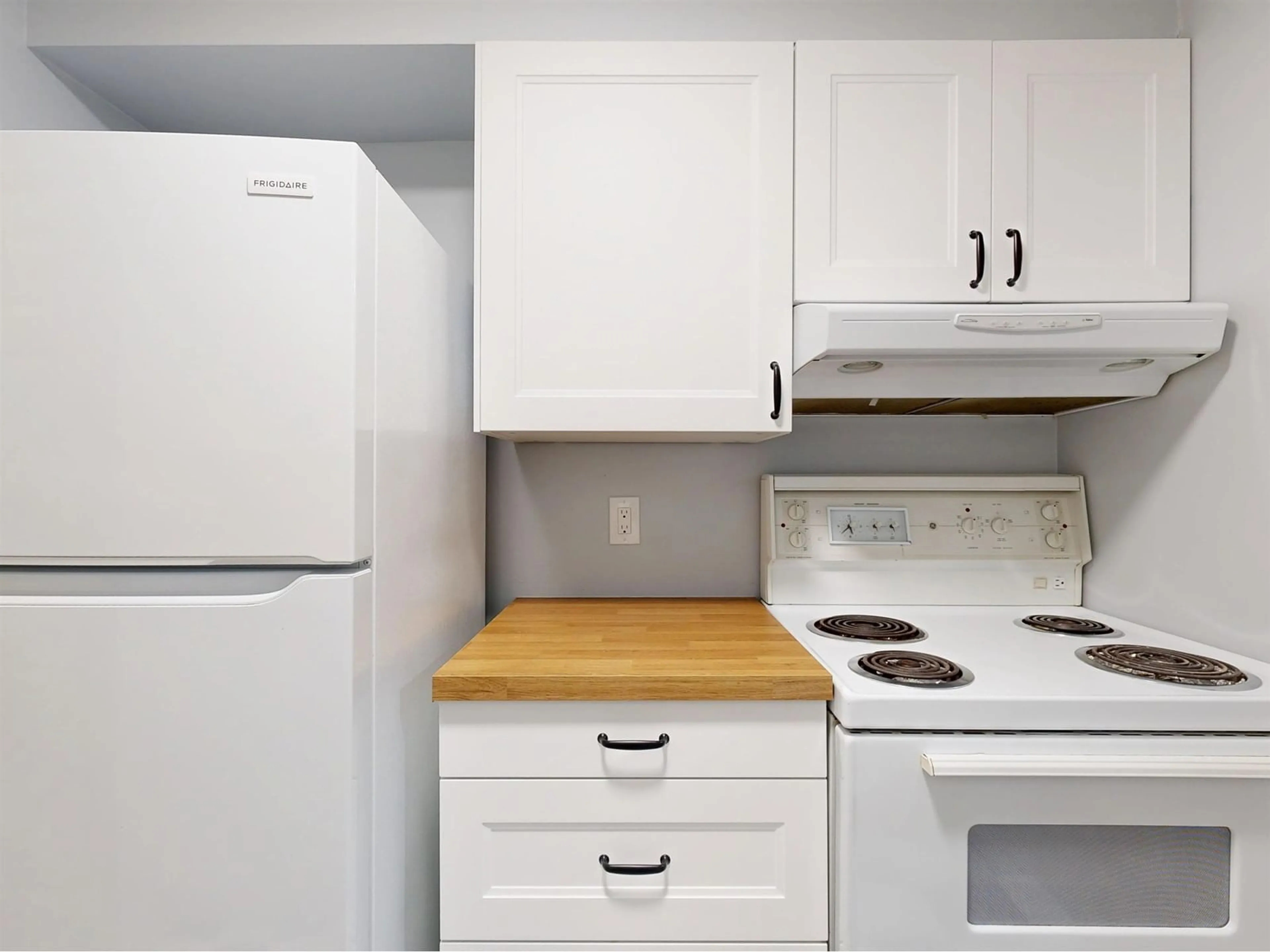 Standard kitchen, unknown for 2104 - 10620 150, Surrey British Columbia V3R7K3