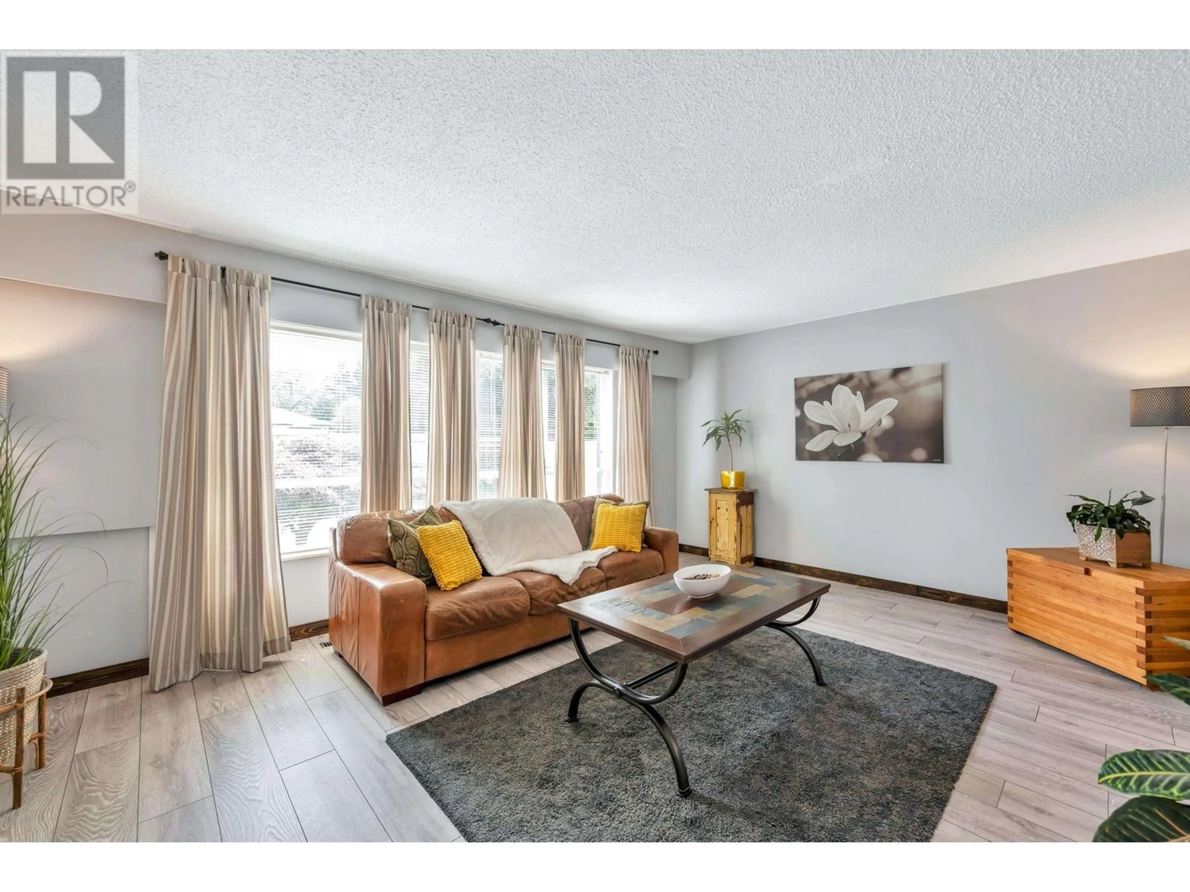 Living room with furniture, wood/laminate floor for 21089 DEWDNEY TRUNK ROAD, Maple Ridge British Columbia V2X3G1