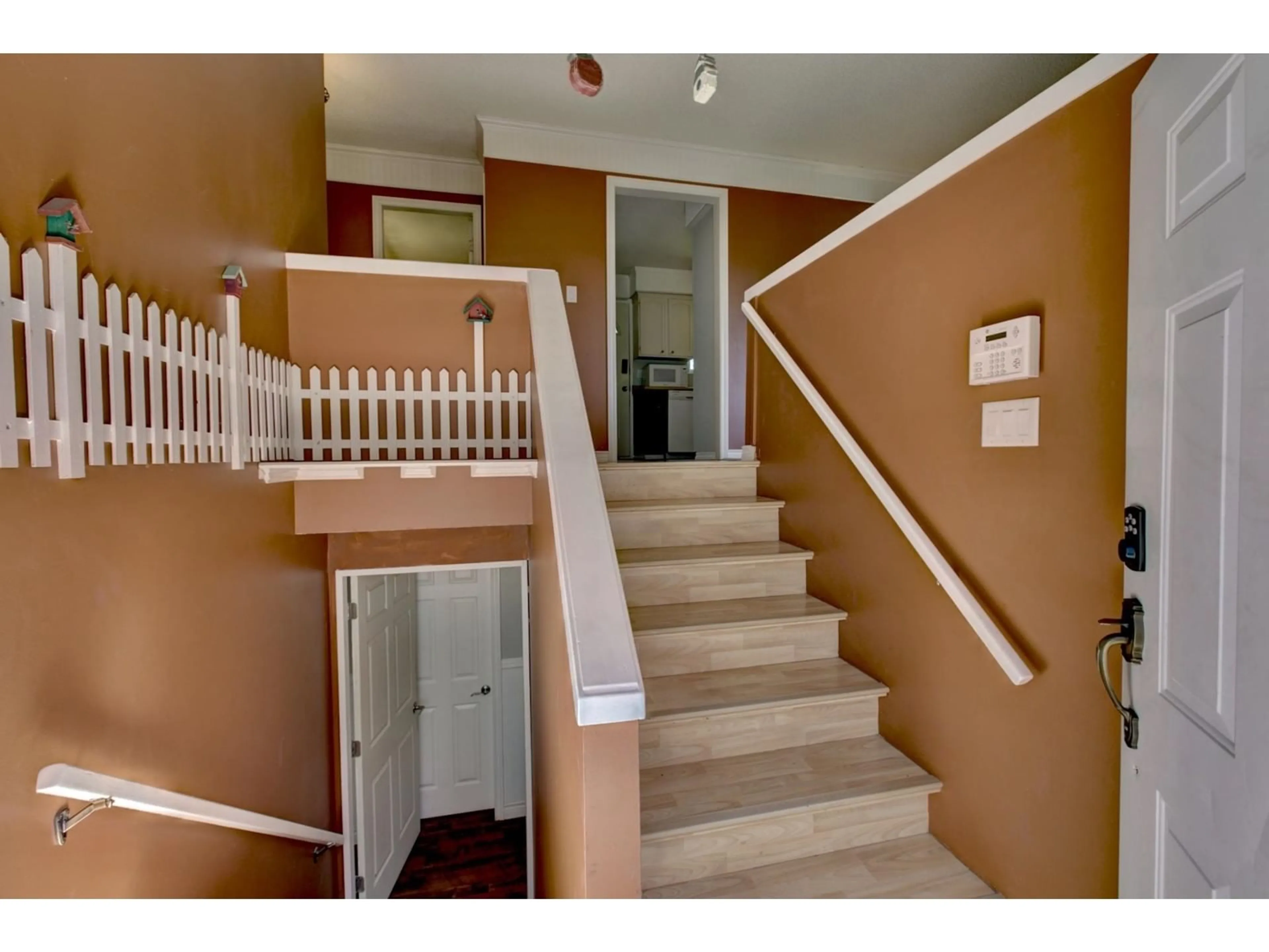 Indoor foyer for 8505 HOWARD CRESCENT, Chilliwack British Columbia V2P5R5
