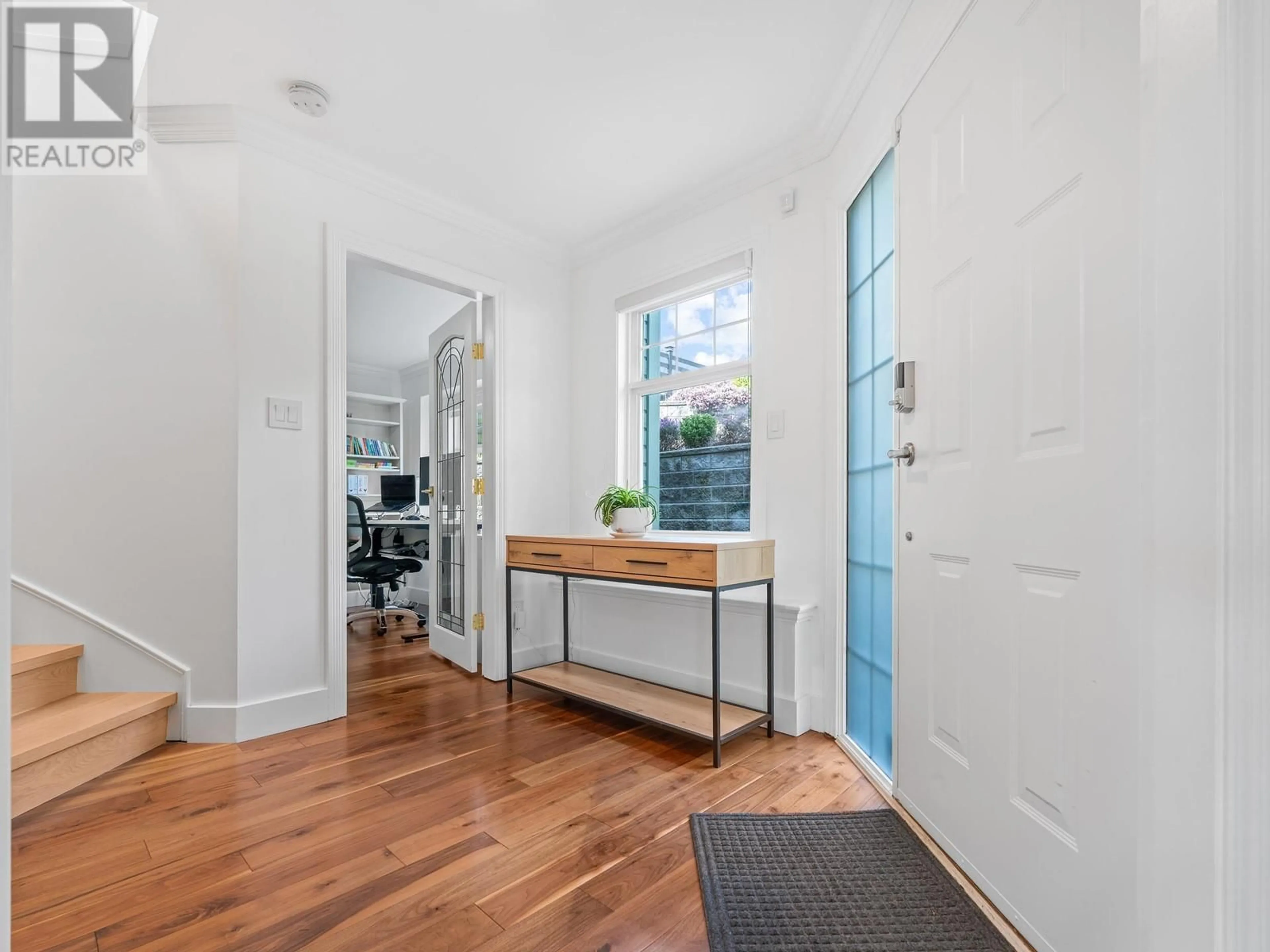 Indoor entryway for 1075 ADDERLEY STREET, North Vancouver British Columbia V7L1T4