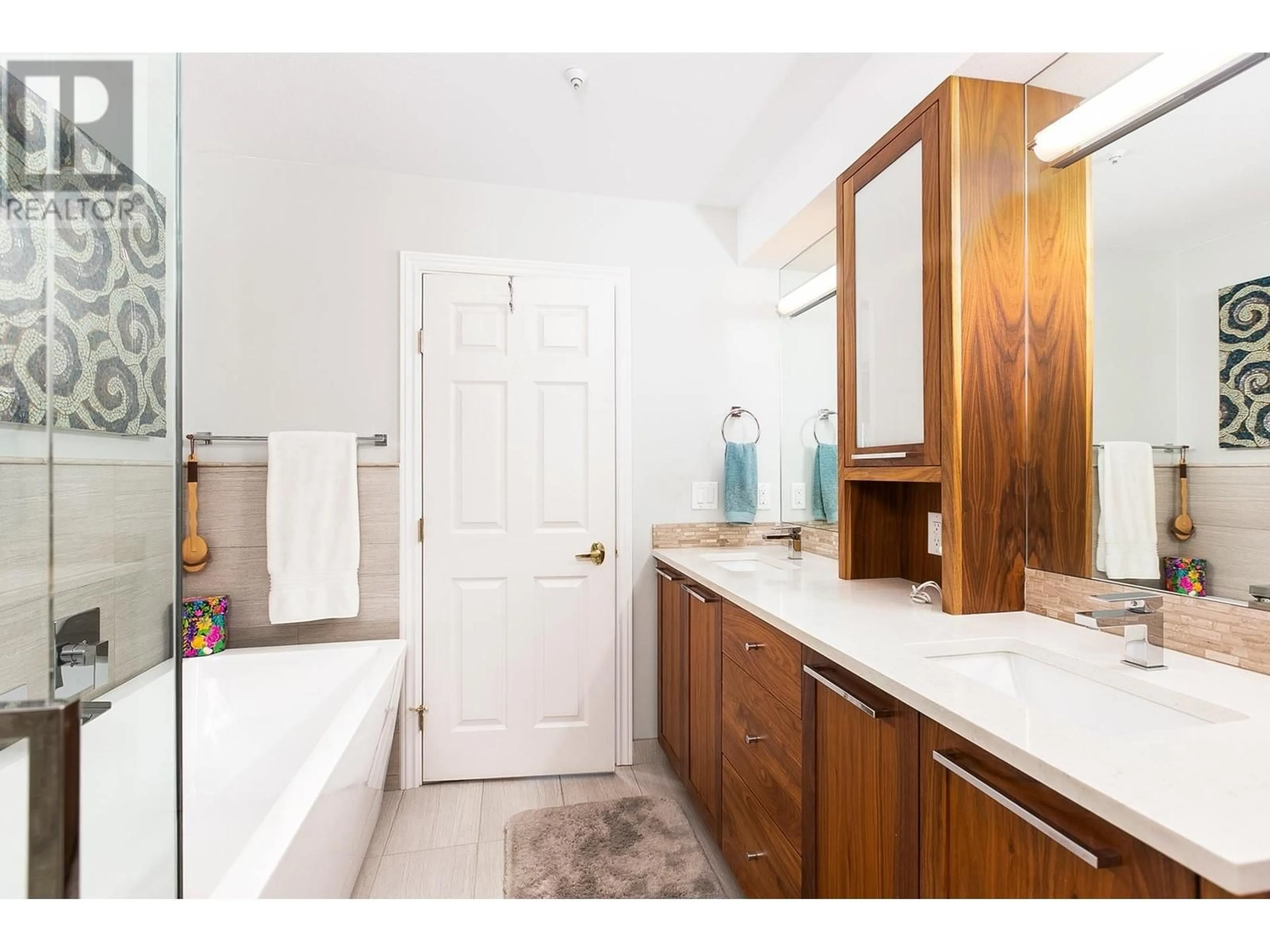 Standard bathroom, ceramic/tile floor for TH D - 1133 29TH STREET, North Vancouver British Columbia V7K1C3