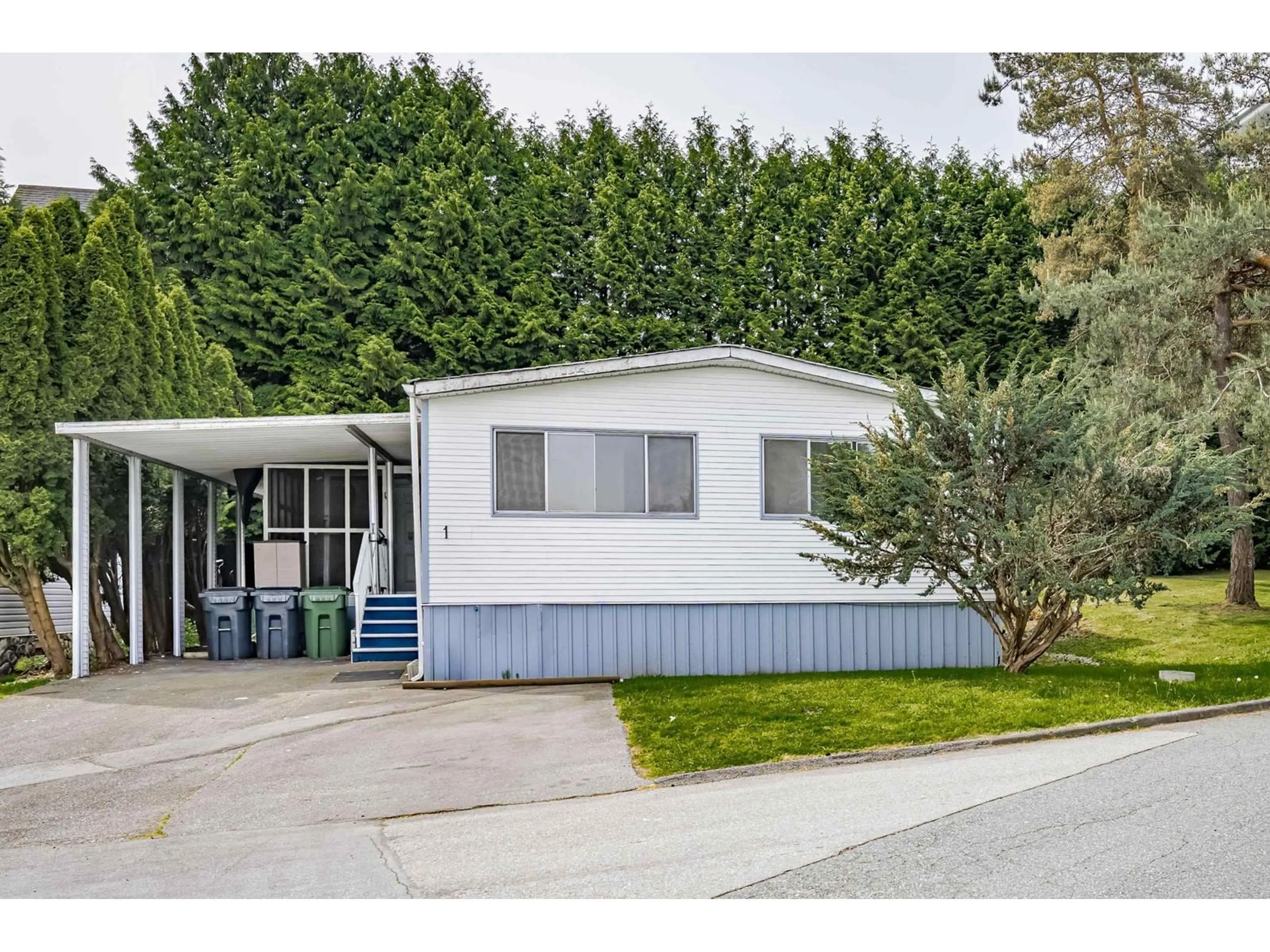 Home with vinyl exterior material, street for 1 - 8220 KING GEORGE, Surrey British Columbia V3W6E1