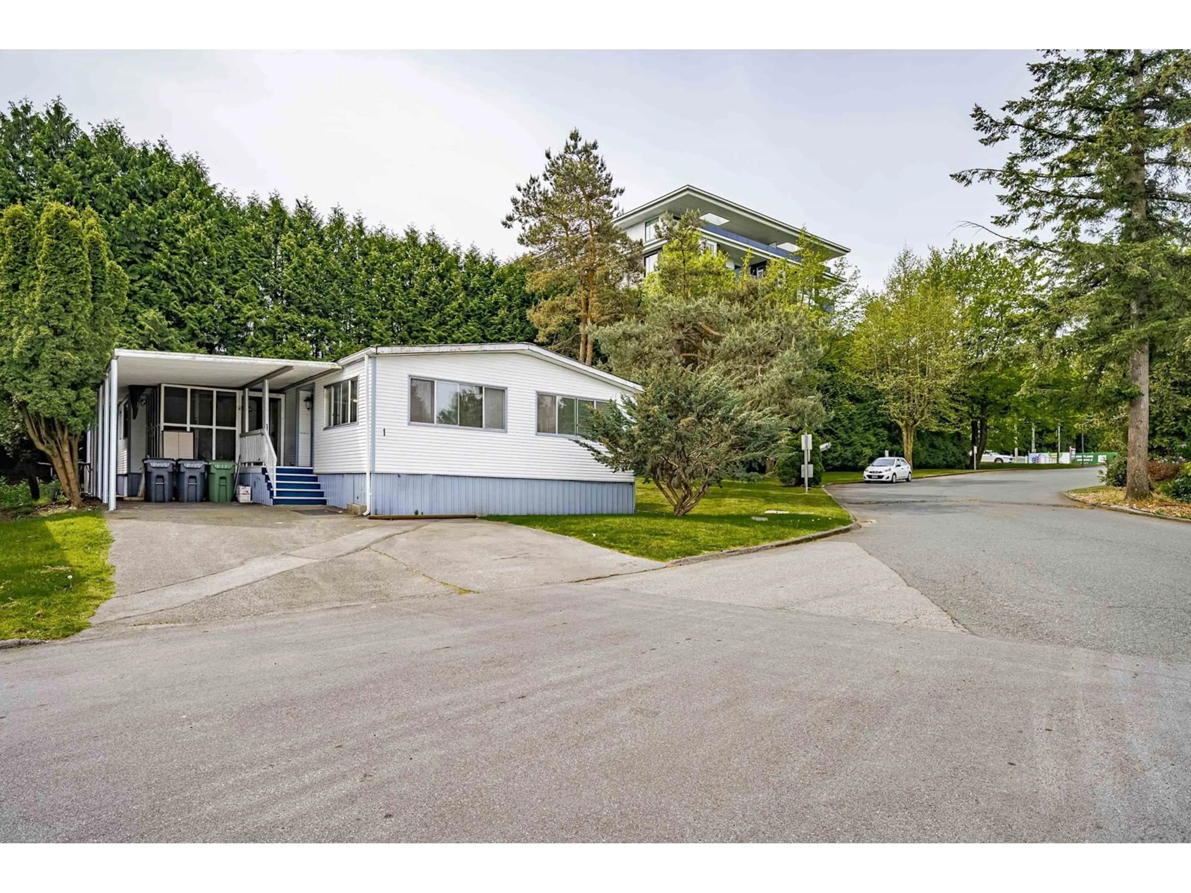 Unknown for 1 - 8220 KING GEORGE, Surrey British Columbia V3W6E1