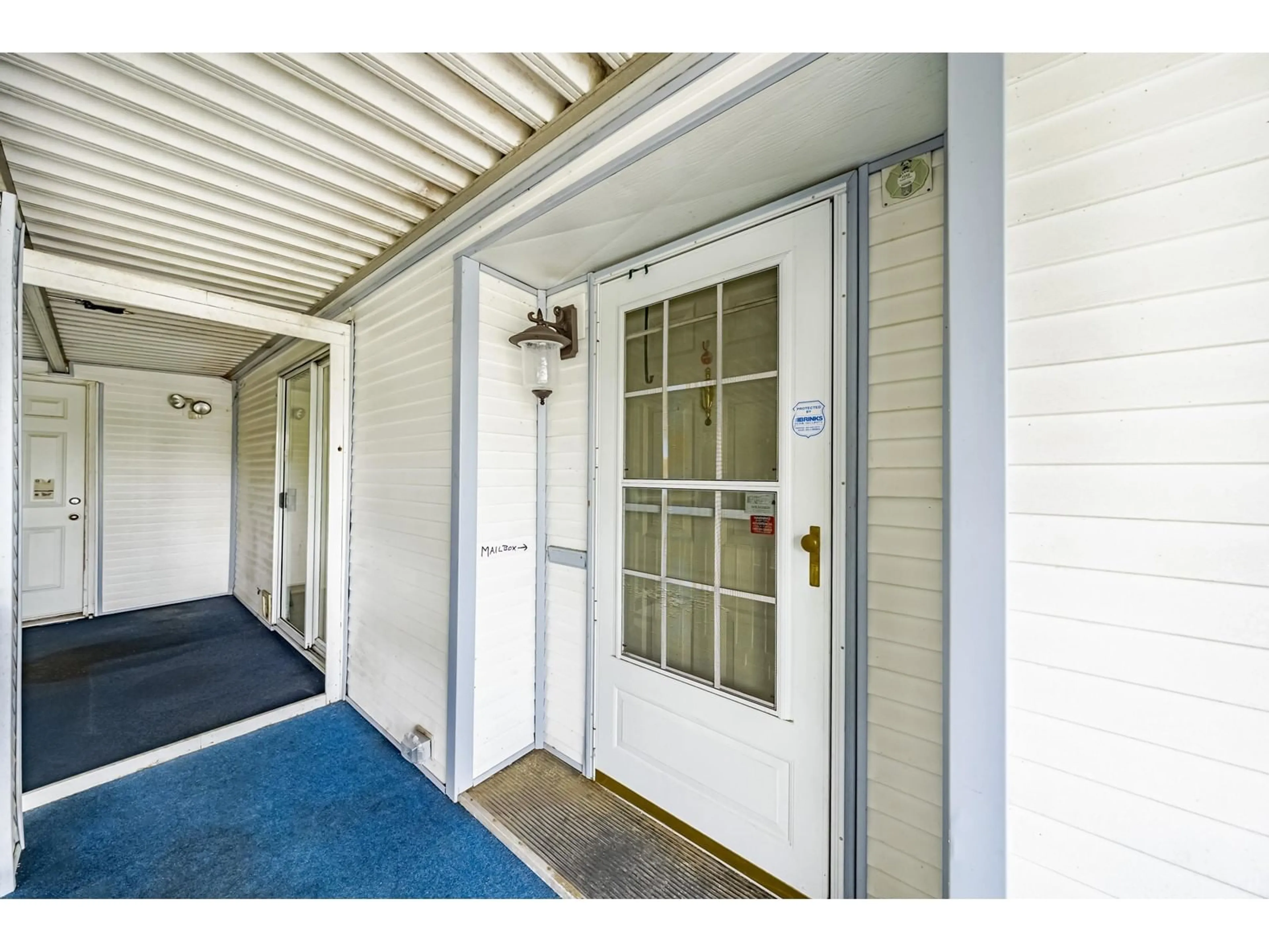Indoor entryway for 1 - 8220 KING GEORGE, Surrey British Columbia V3W6E1