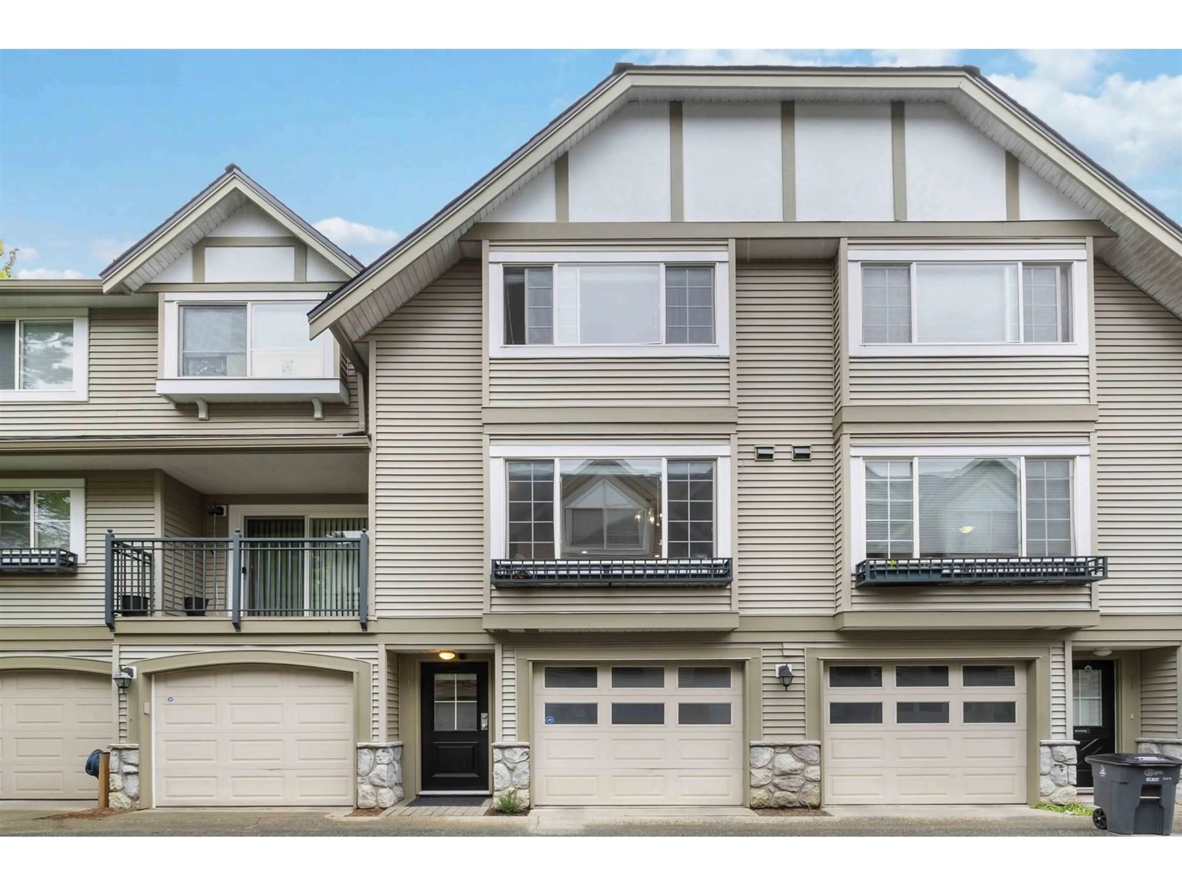 Home with vinyl exterior material, street for 15 - 15488 101A, Surrey British Columbia V3R0Z8