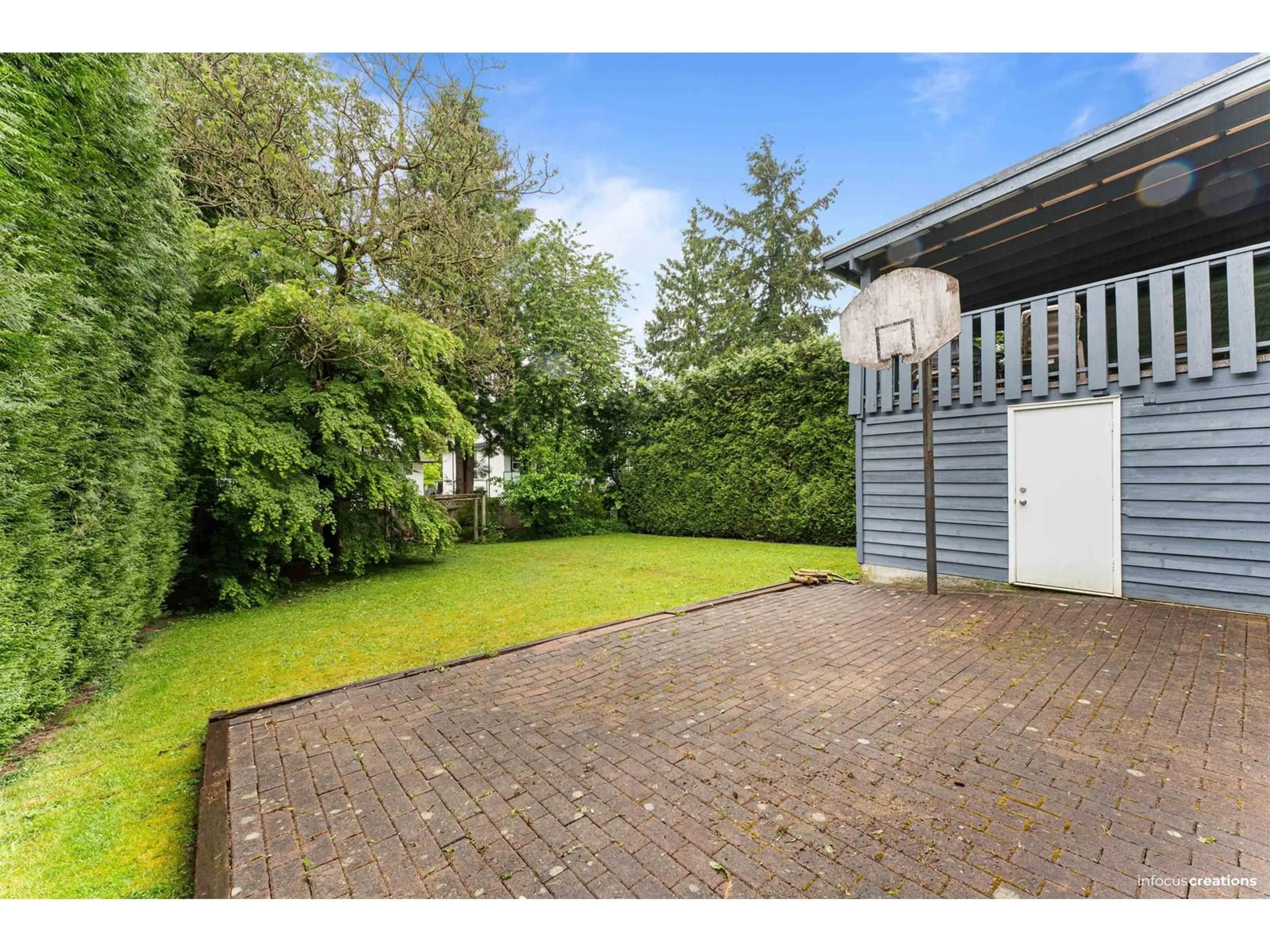 A pic from outside/outdoor area/front of a property/back of a property/a pic from drone, street for 13821 77A, Surrey British Columbia V3W5Z3