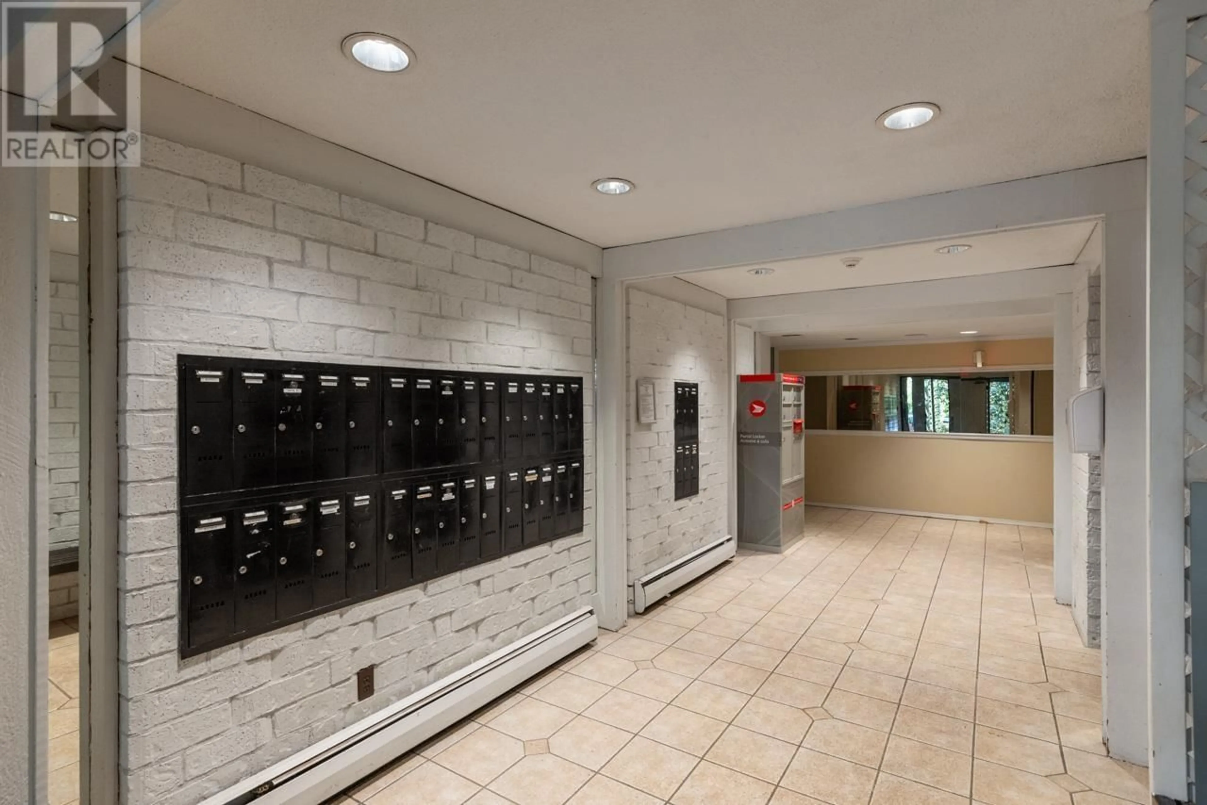 Indoor foyer for 208 - 2320 TRINITY STREET, Vancouver British Columbia V5L4W7