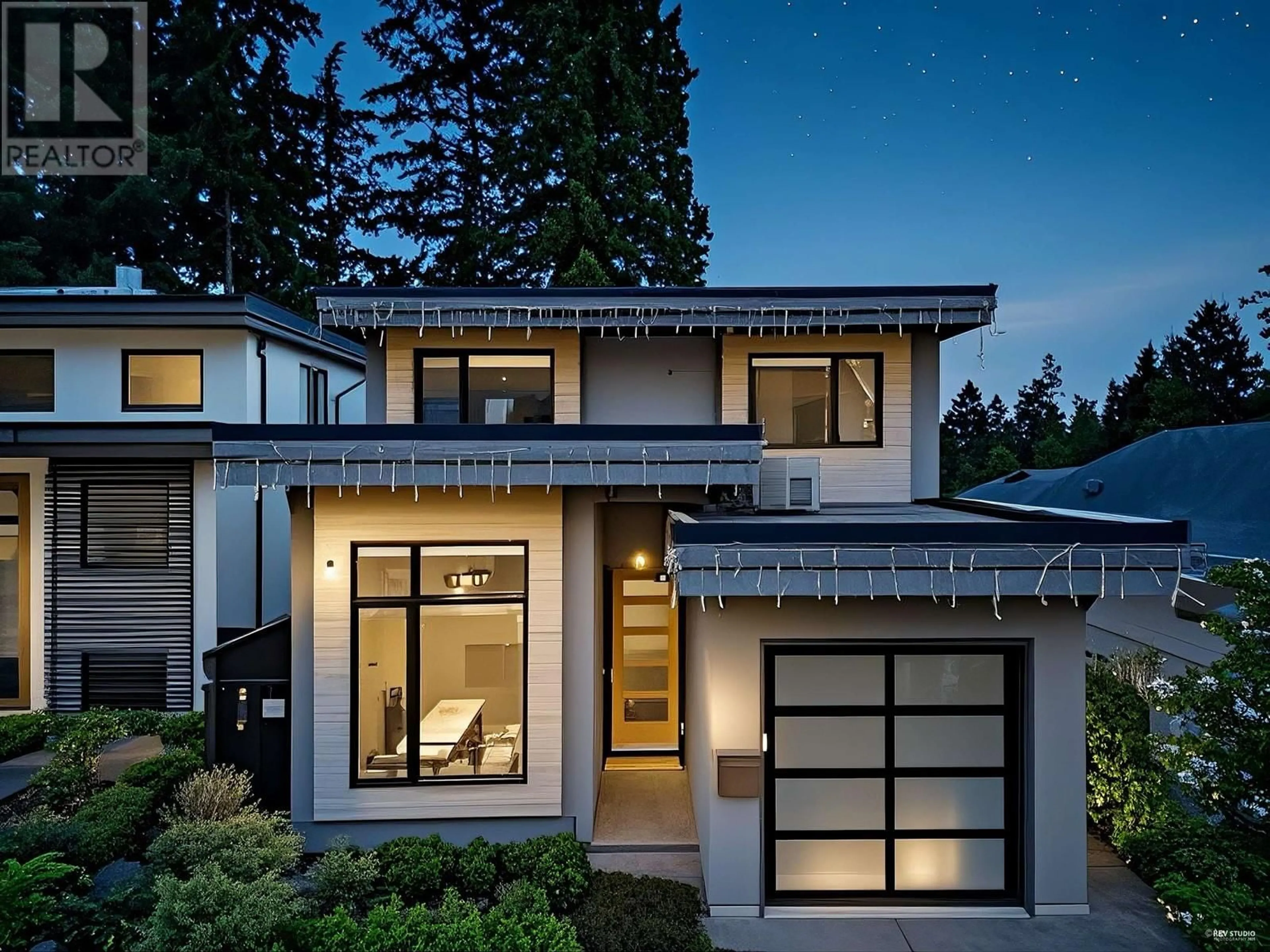 Home with vinyl exterior material, street for 1033 PROSPECT AVENUE, North Vancouver British Columbia V7R2M6