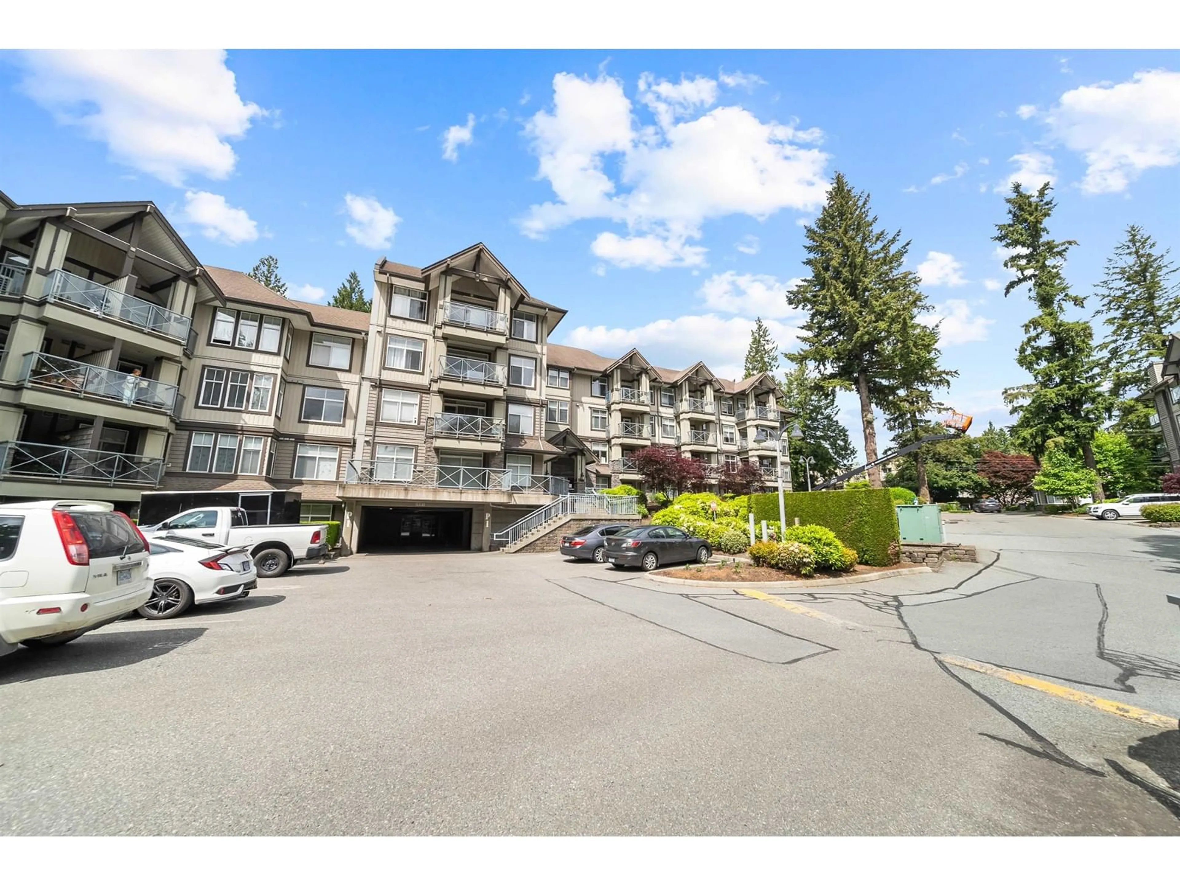 A pic from outside/outdoor area/front of a property/back of a property/a pic from drone, mountain view for 103 - 33318 BOURQUIN EAST, Abbotsford British Columbia V2S0A6