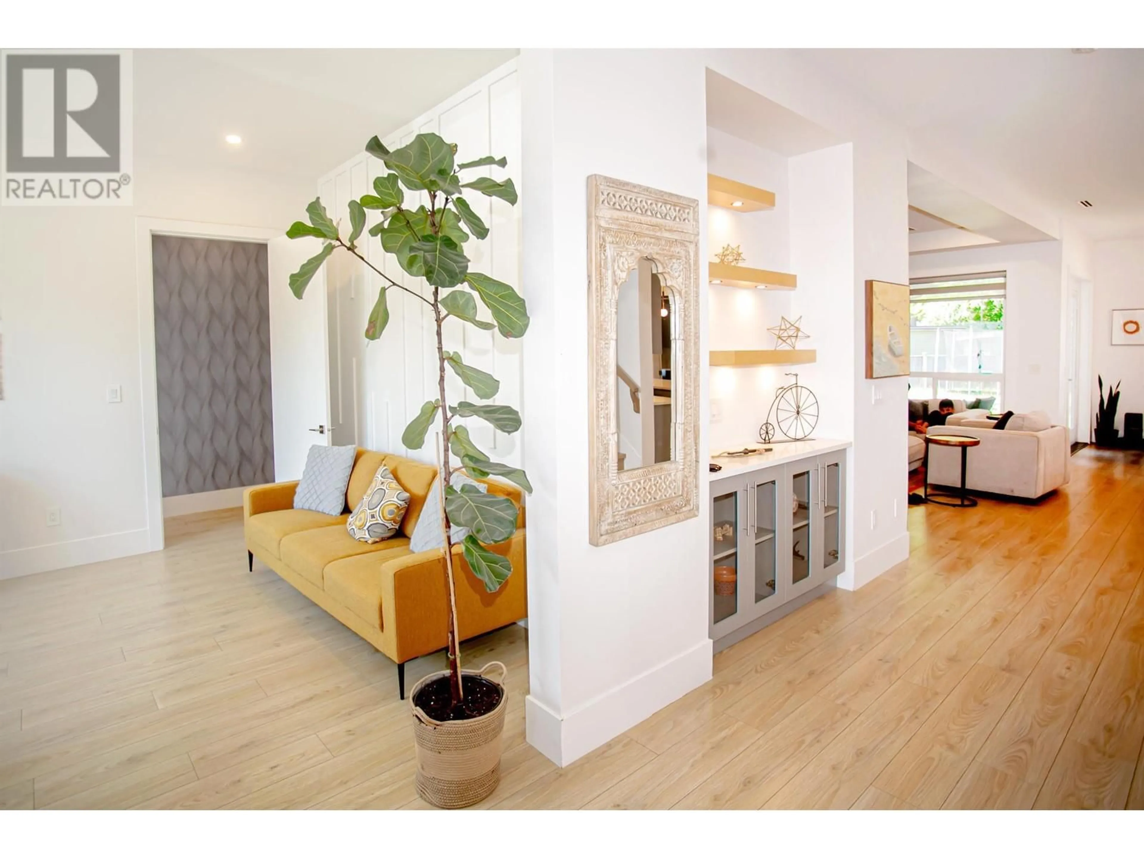 Indoor entryway for 21661 RIDGEWAY CRESCENT, Maple Ridge British Columbia V2X3Z6