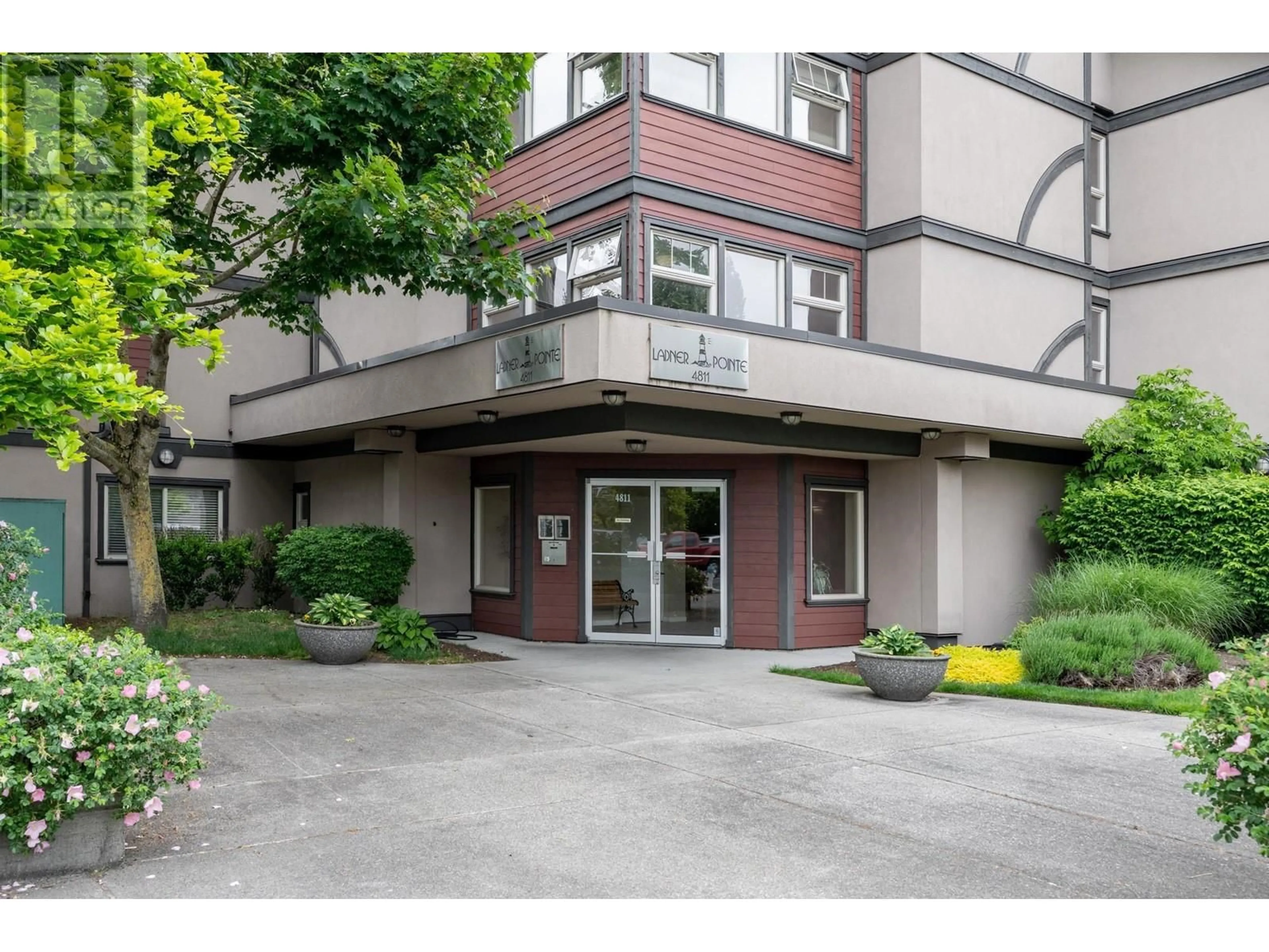 Indoor foyer for A311 - 4811 53 STREET, Delta British Columbia V4K2Z3