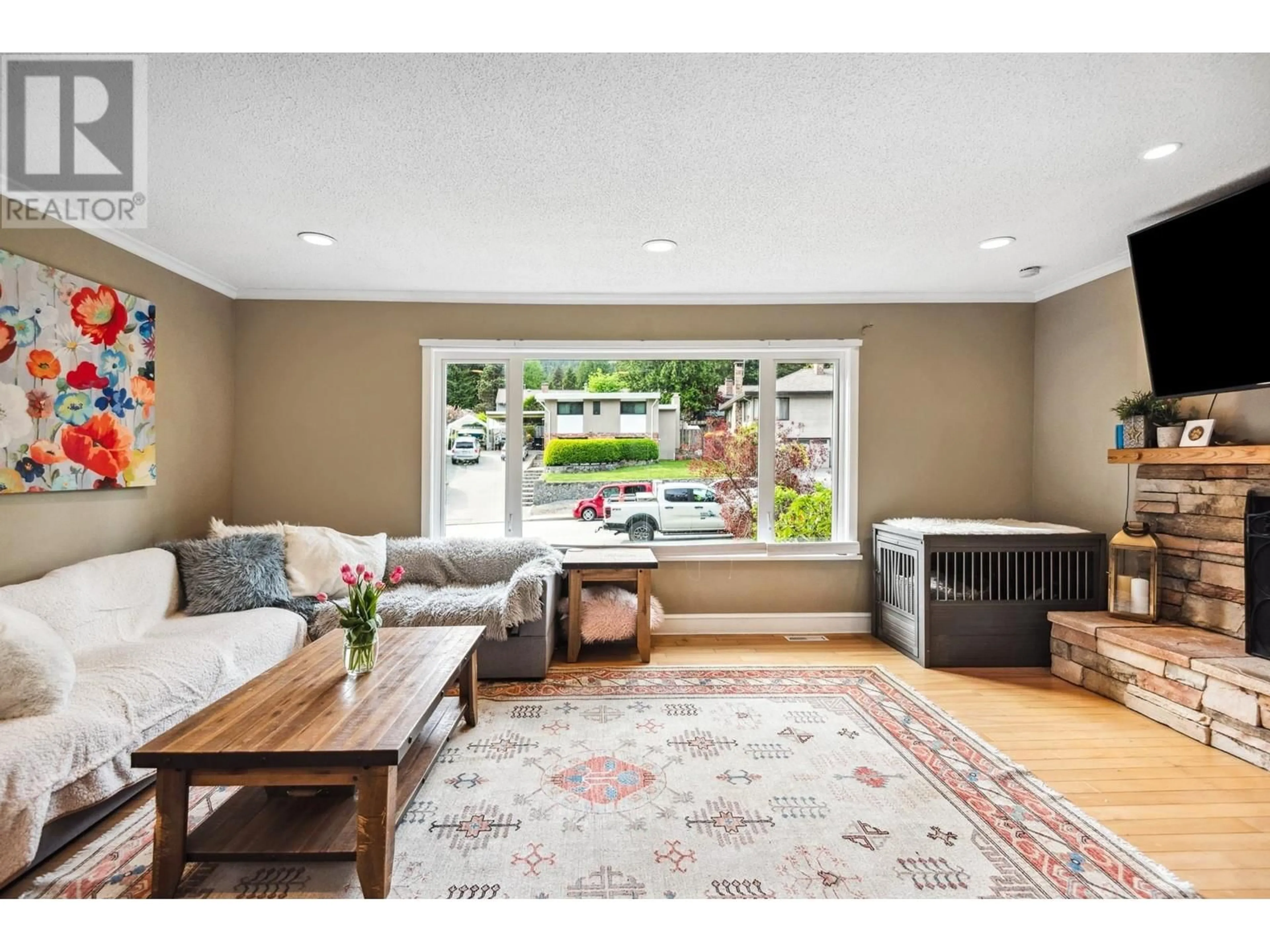 Living room with furniture, unknown for 4632 HOSKINS ROAD, North Vancouver British Columbia V7K2R1