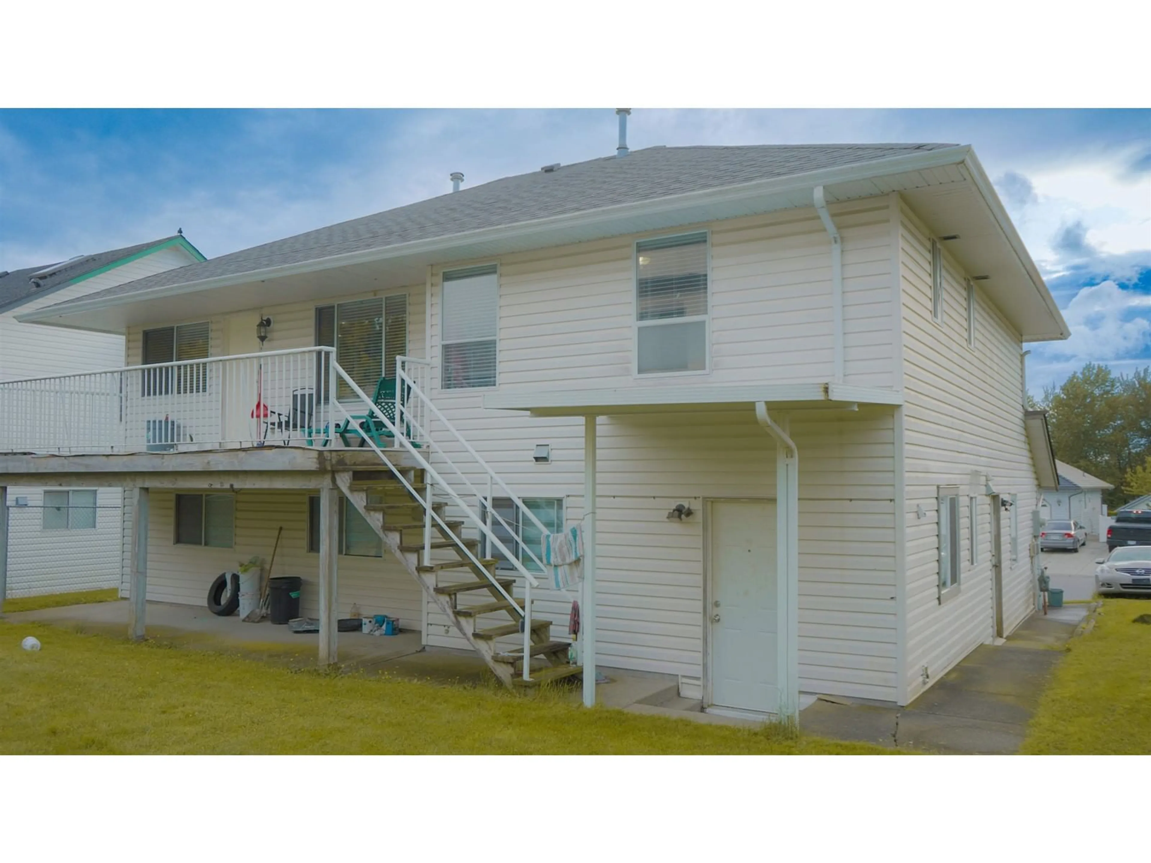Home with vinyl exterior material, building for 3302 FIRHILL, Abbotsford British Columbia V2T5L4