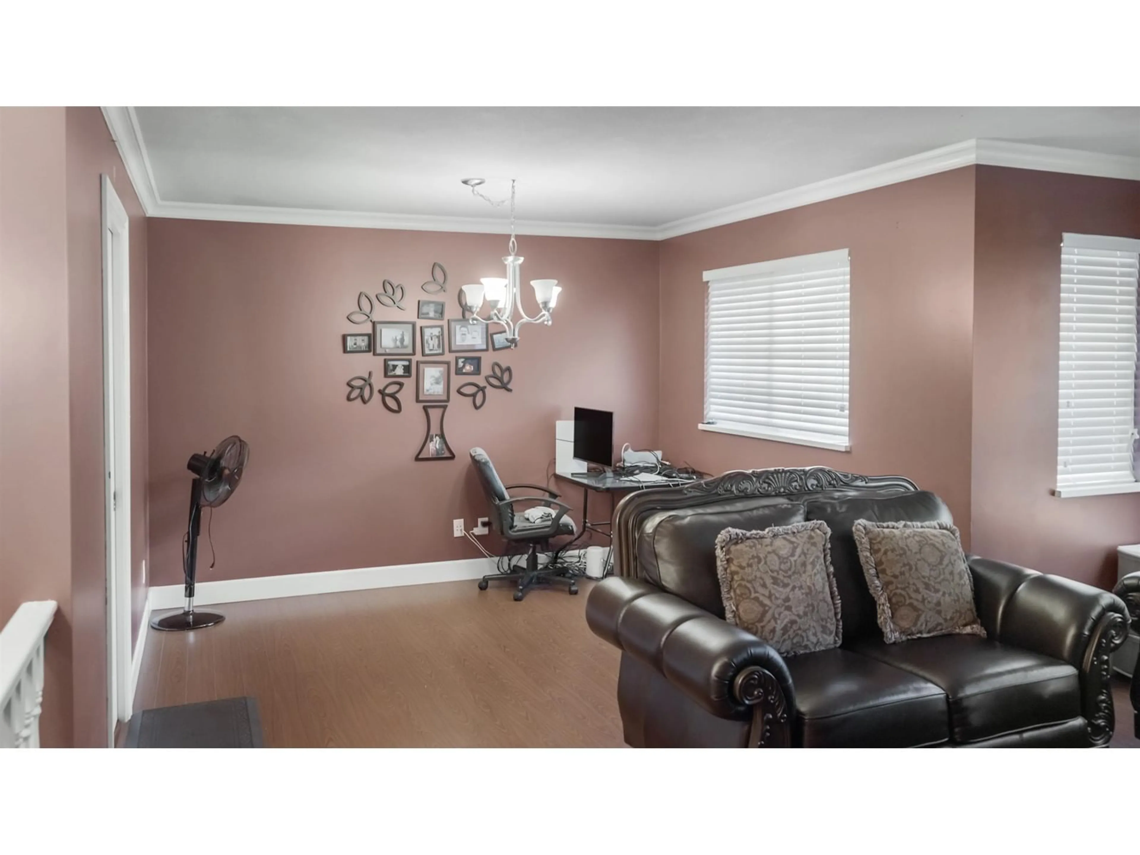 Living room with furniture, wood/laminate floor for 3302 FIRHILL, Abbotsford British Columbia V2T5L4