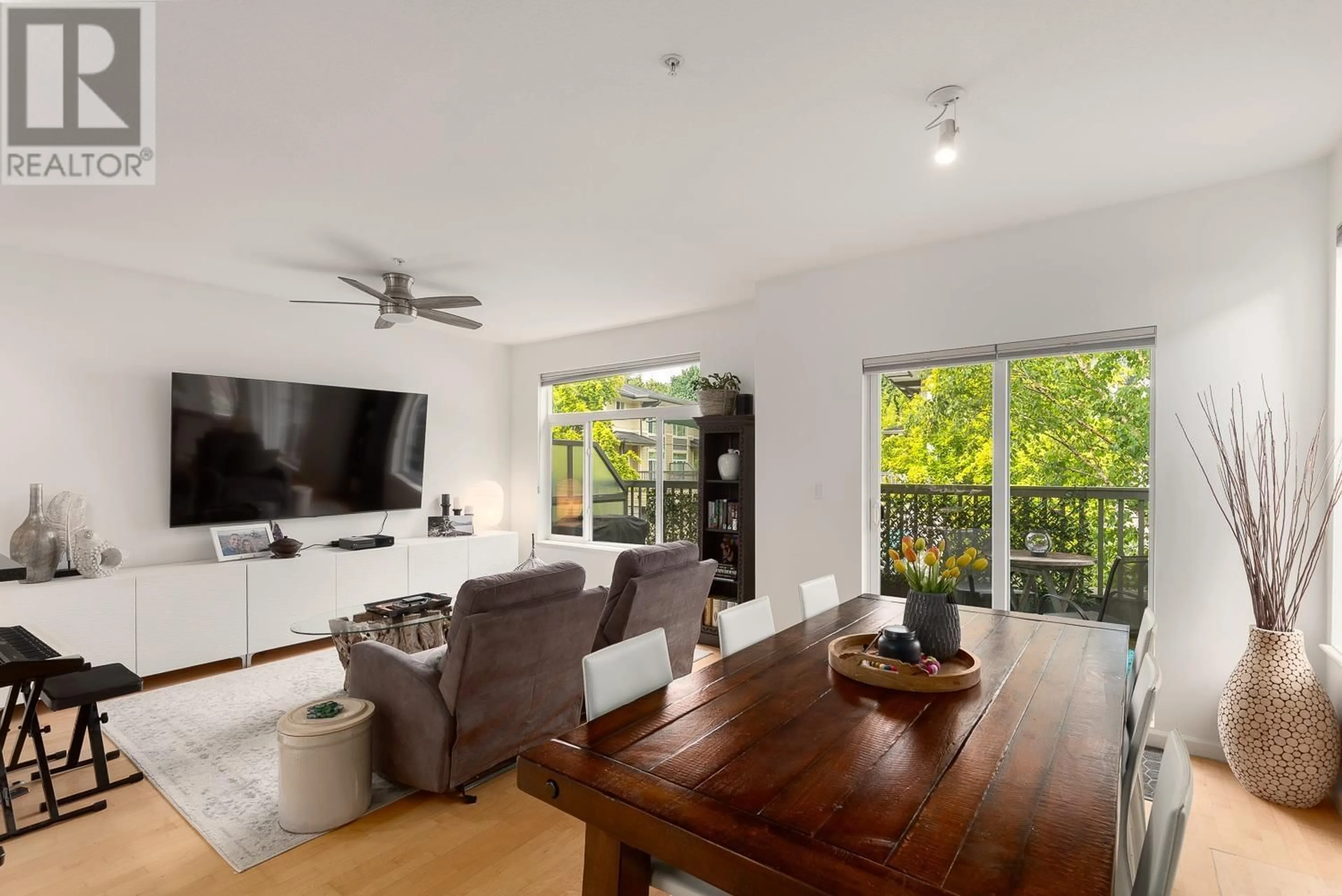 Living room with furniture, wood/laminate floor for 30 - 40632 GOVERNMENT ROAD, Squamish British Columbia V8B0M7