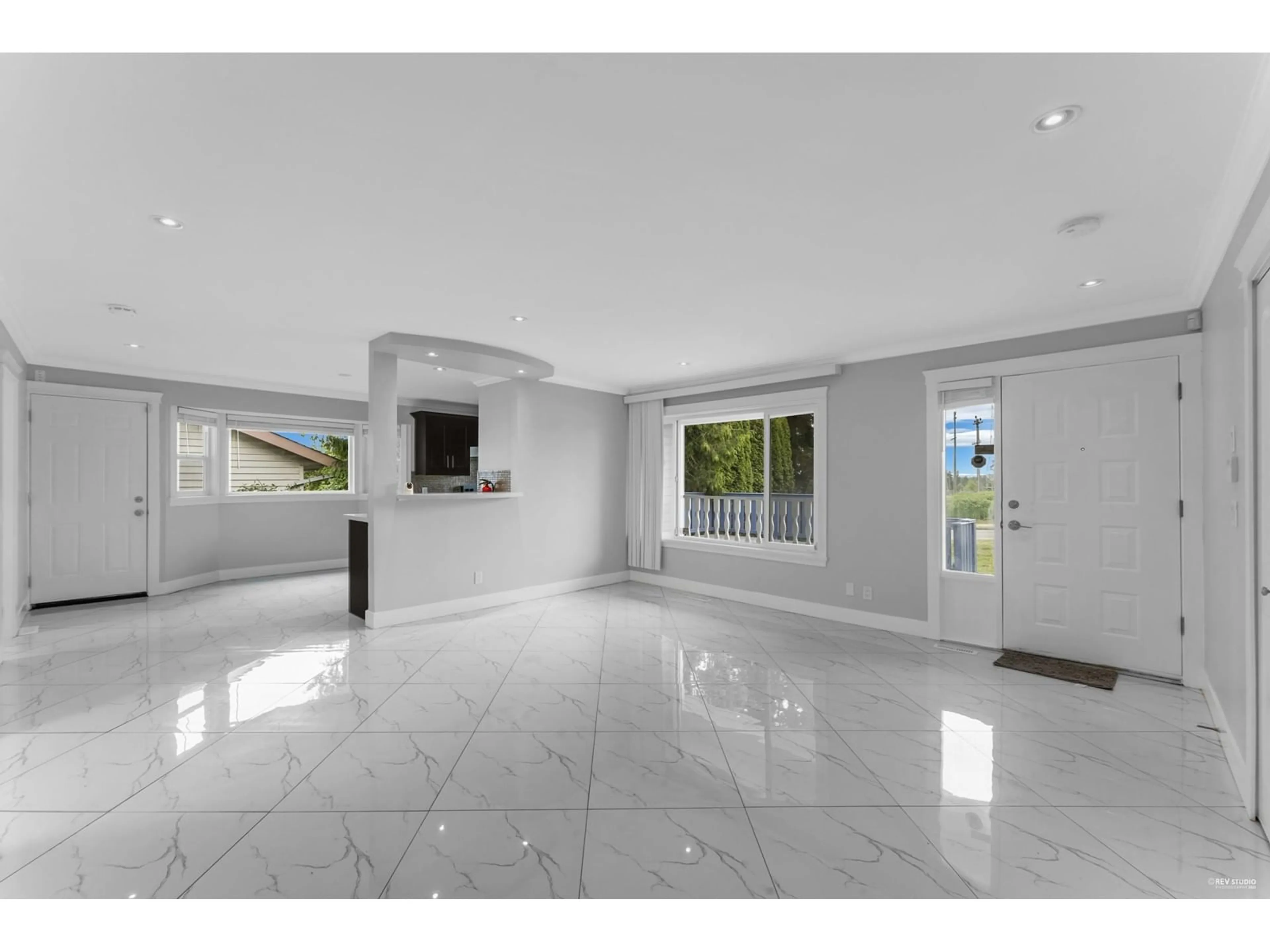 Indoor foyer for 13435 92, Surrey British Columbia V3V7M8