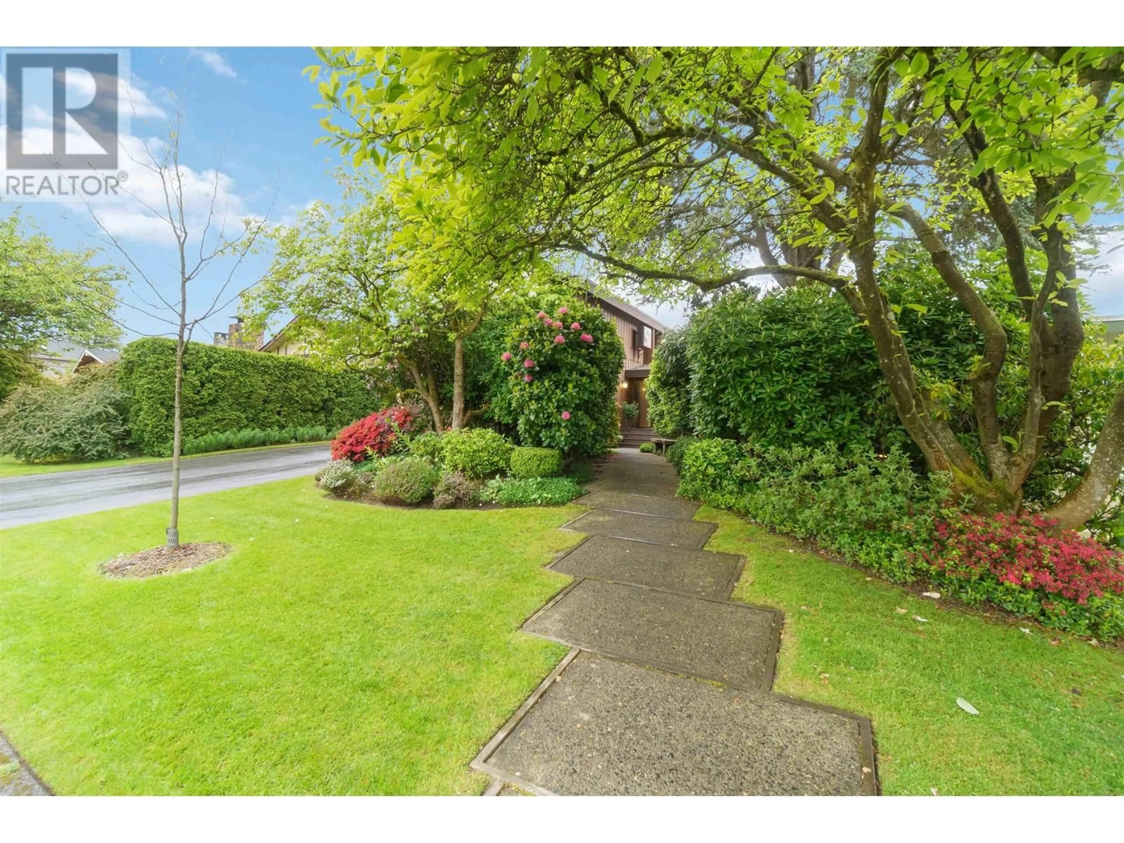A pic from outside/outdoor area/front of a property/back of a property/a pic from drone, street for 826 47TH AVENUE, Vancouver British Columbia V5Z2R8