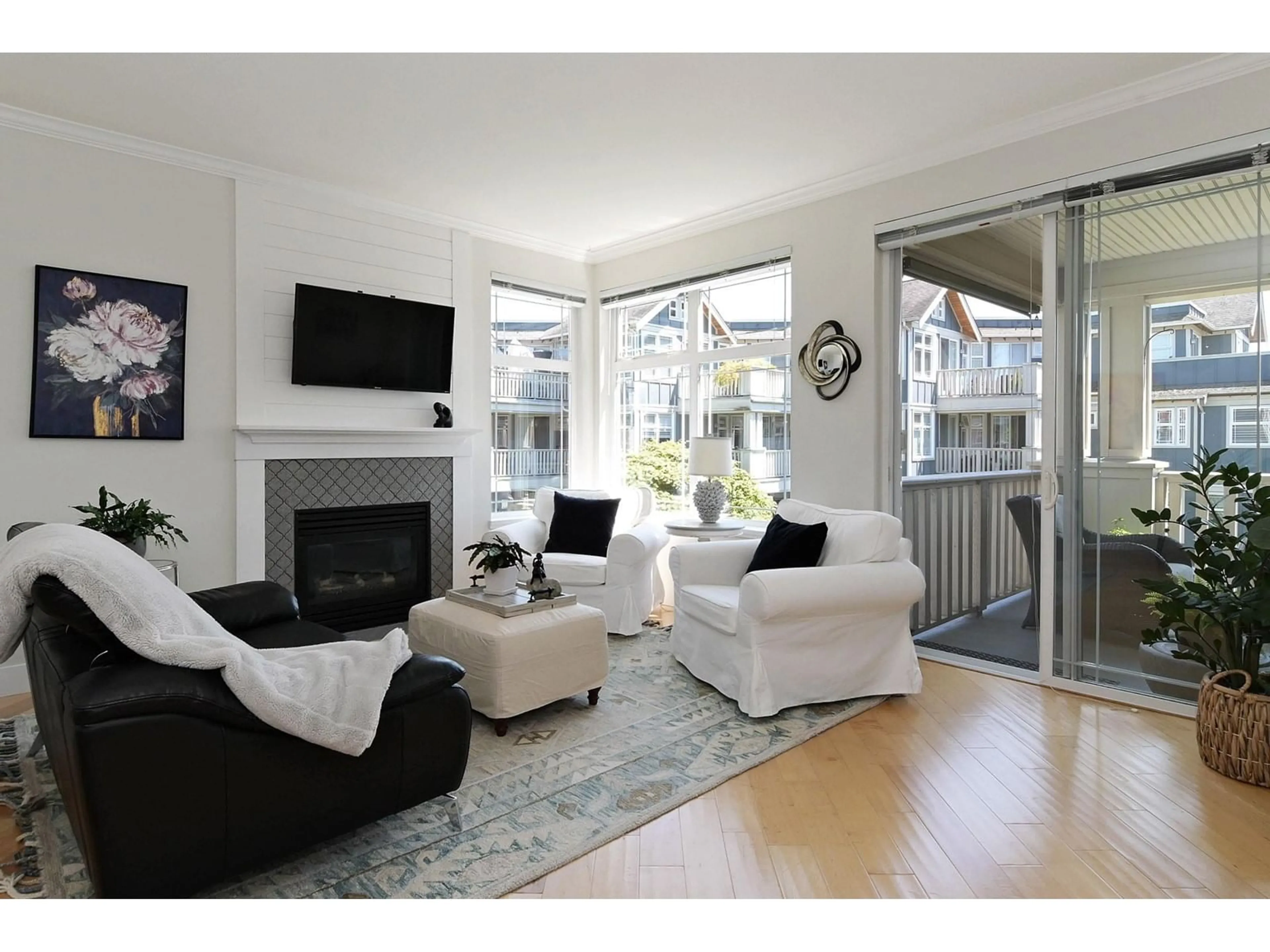 Living room with furniture, unknown for 305 - 15368 16A, Surrey British Columbia V4A1S9