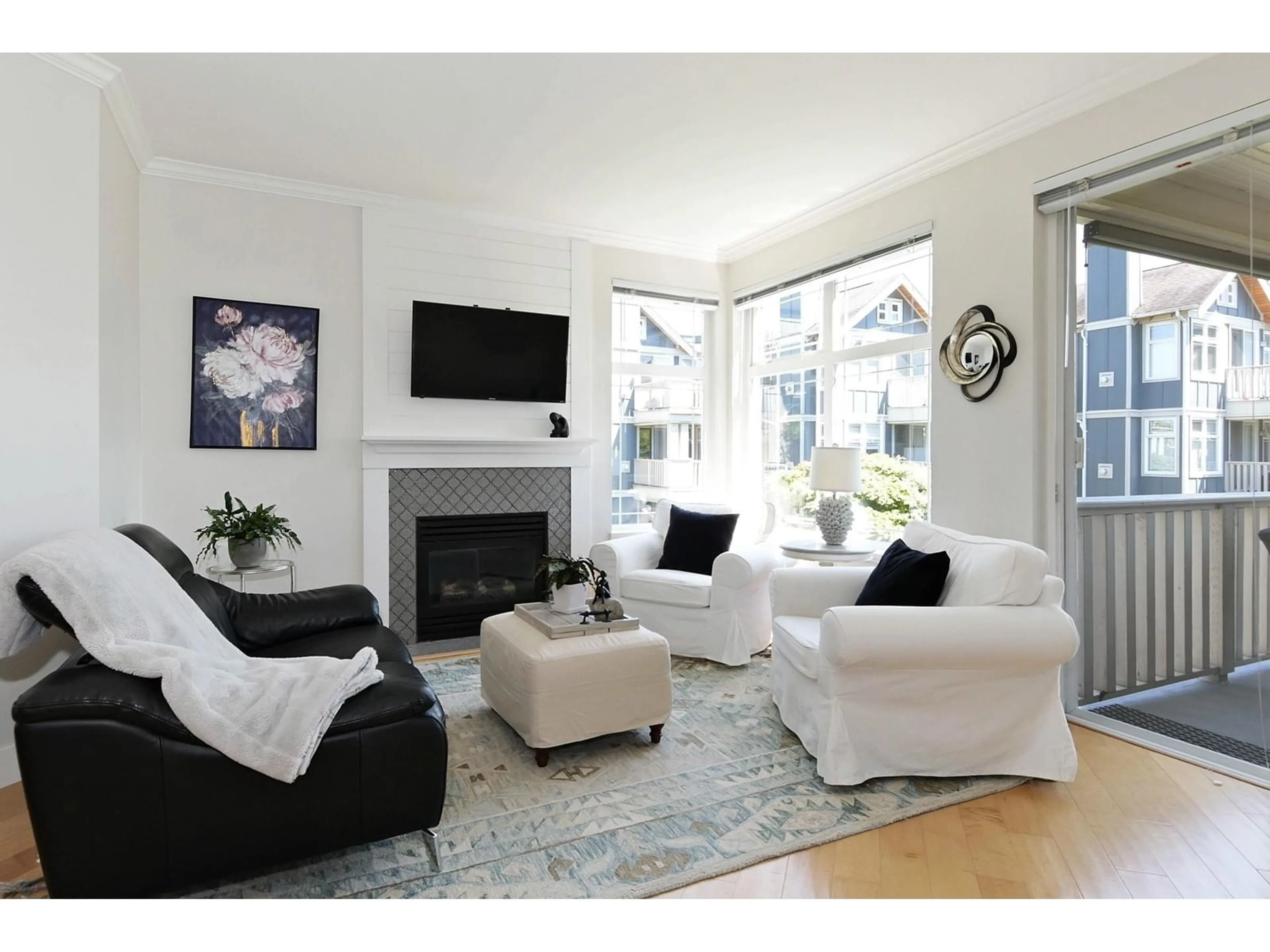 Living room with furniture, unknown for 305 - 15368 16A, Surrey British Columbia V4A1S9