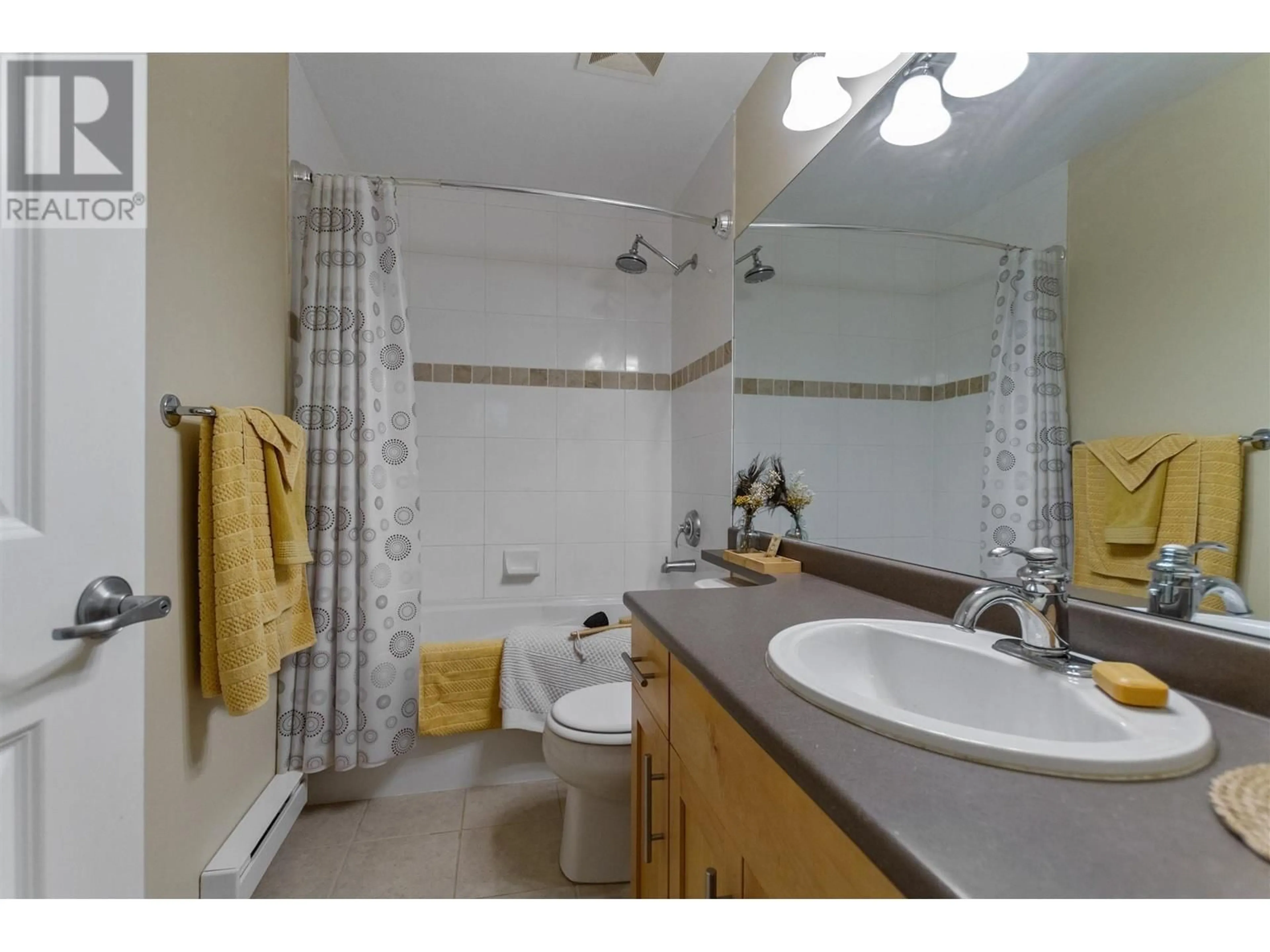 Standard bathroom, ceramic/tile floor for 108 - 7000 21ST AVENUE, Burnaby British Columbia V5E4P1