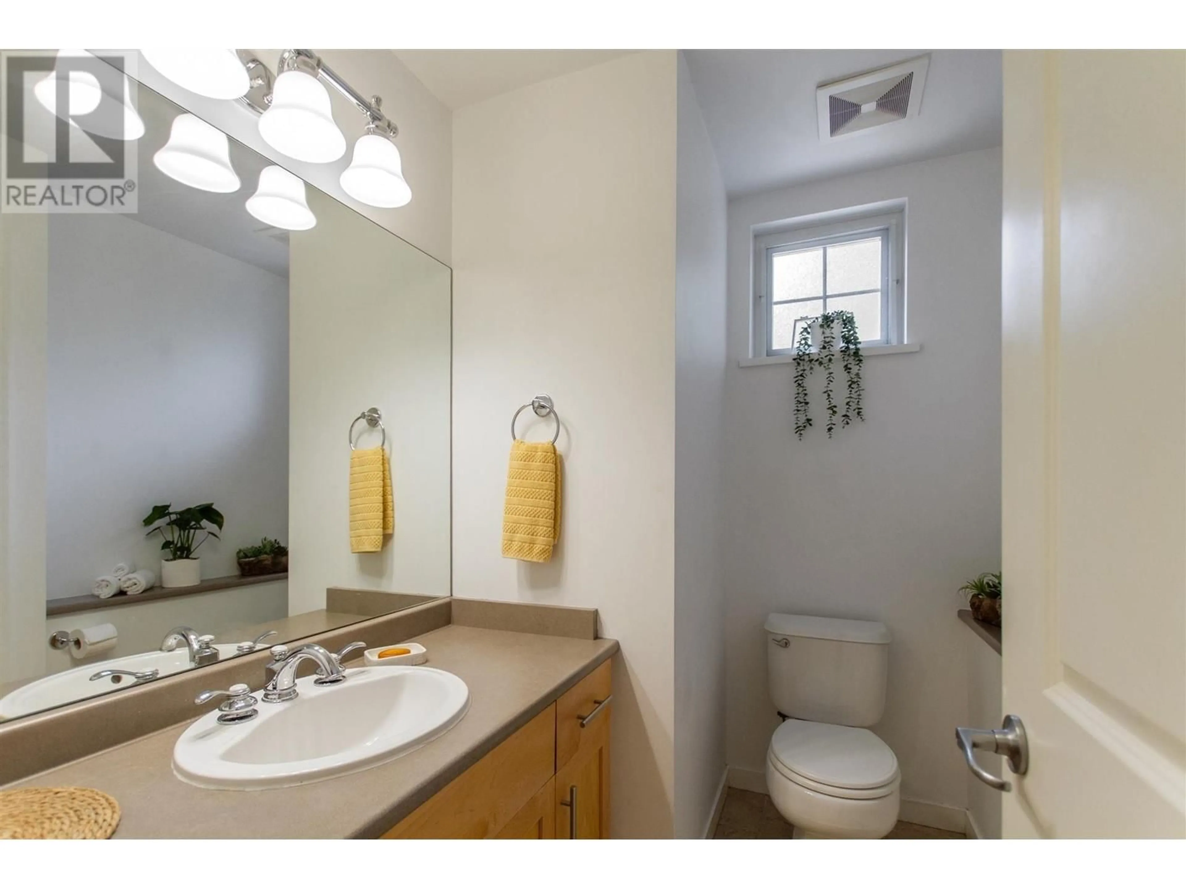 Standard bathroom, ceramic/tile floor for 108 - 7000 21ST AVENUE, Burnaby British Columbia V5E4P1