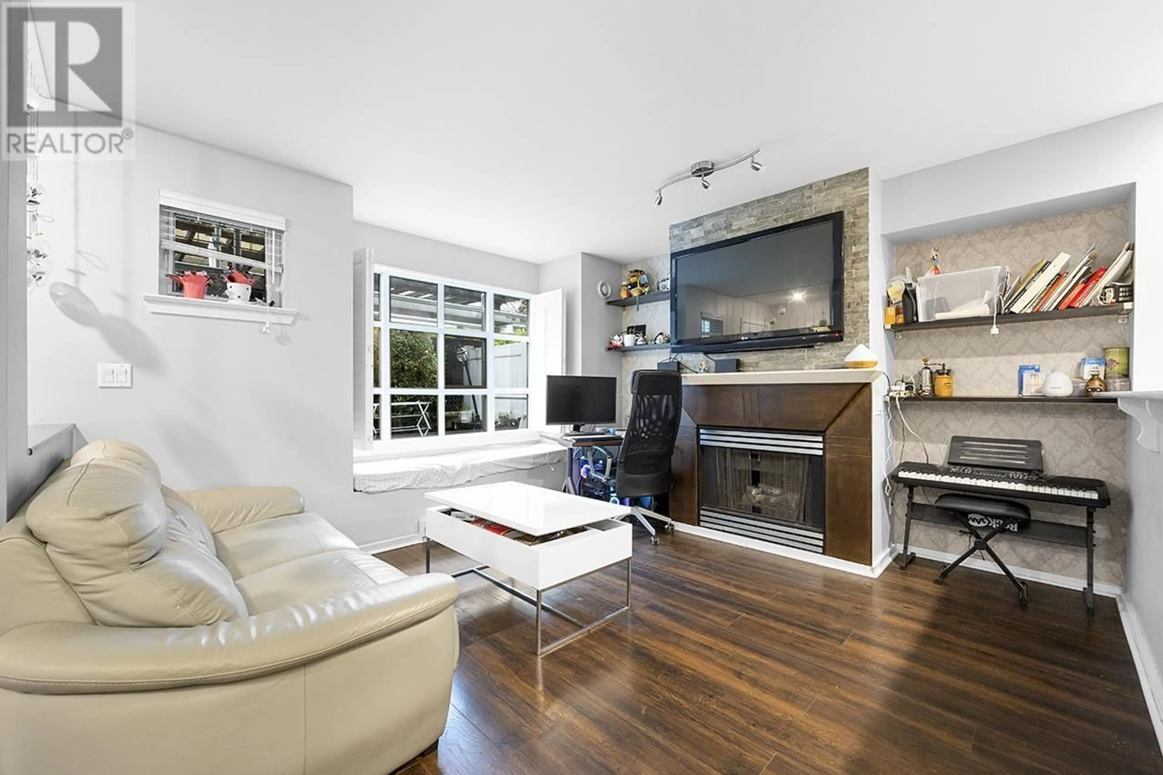 Living room with furniture, wood/laminate floor for 7420 HAWTHORNE TERRACE, Burnaby British Columbia V5E4K6