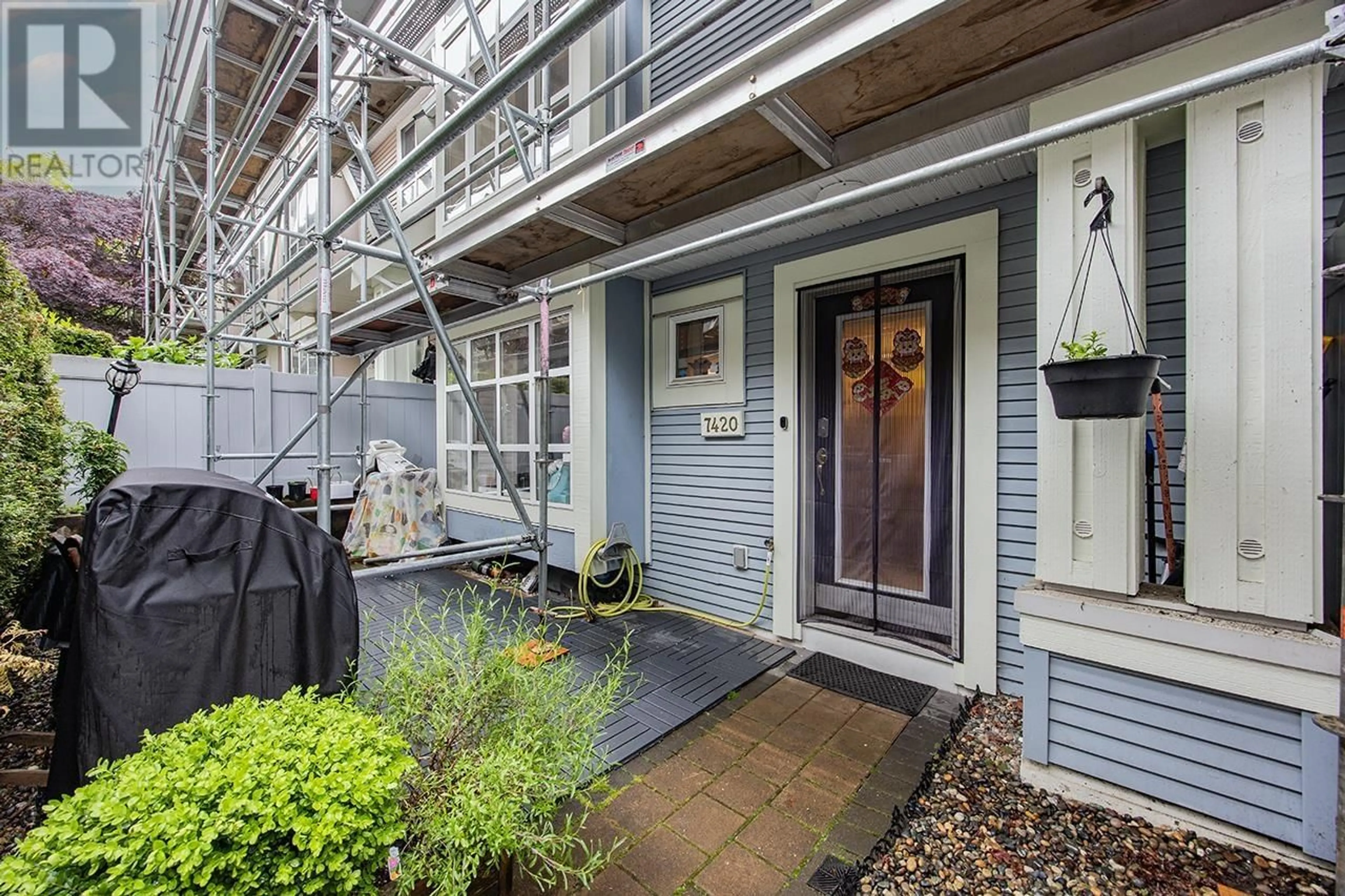 Indoor entryway for 7420 HAWTHORNE TERRACE, Burnaby British Columbia V5E4K6